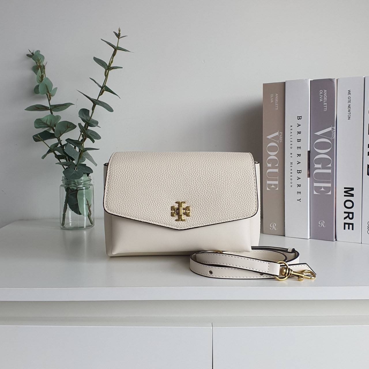 TORY BURCH CROSSBODY BAG กระเป๋าสะพายข้าง **หนังสวยมาก อะไหล่ทองวินเทจ ด้านหน้าประดับโลโก้แบรนด์ เปิดปิดด้วยตัวล็อคหมุน ภายในโล่งกว้างบุผ้าปั้มแบรนด์ มีช่องใส่ของ 3 ช่องใหญ่ พร้อมช่องซิปและที่เก็บบัตร มาพร้อมสายยาวถอด-ปรับระดับได้ ขนาดกำลังดี รีบคว้าด่วนค