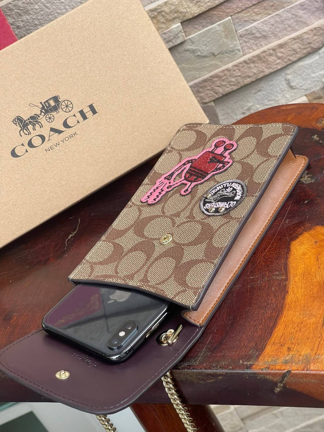 COACH PHONE CASE CROSSBODY BAG ((73486//76988//76357//39955//91046)) COACH NORTH/SOUTH CROSSBODY IN SIGNATURE CANVAS กระเป๋าใส่โทรศัพท์รุ่นนี้ มีความโดดเด่นทั้งดีไซน์และคุณสมบัติในการใช้งาน ด้วยลวดลายที่มีซิกเนเจอร์เป็นเอกลักษณ์แล้ว ด้านหลังยังมีช่องใส่กา