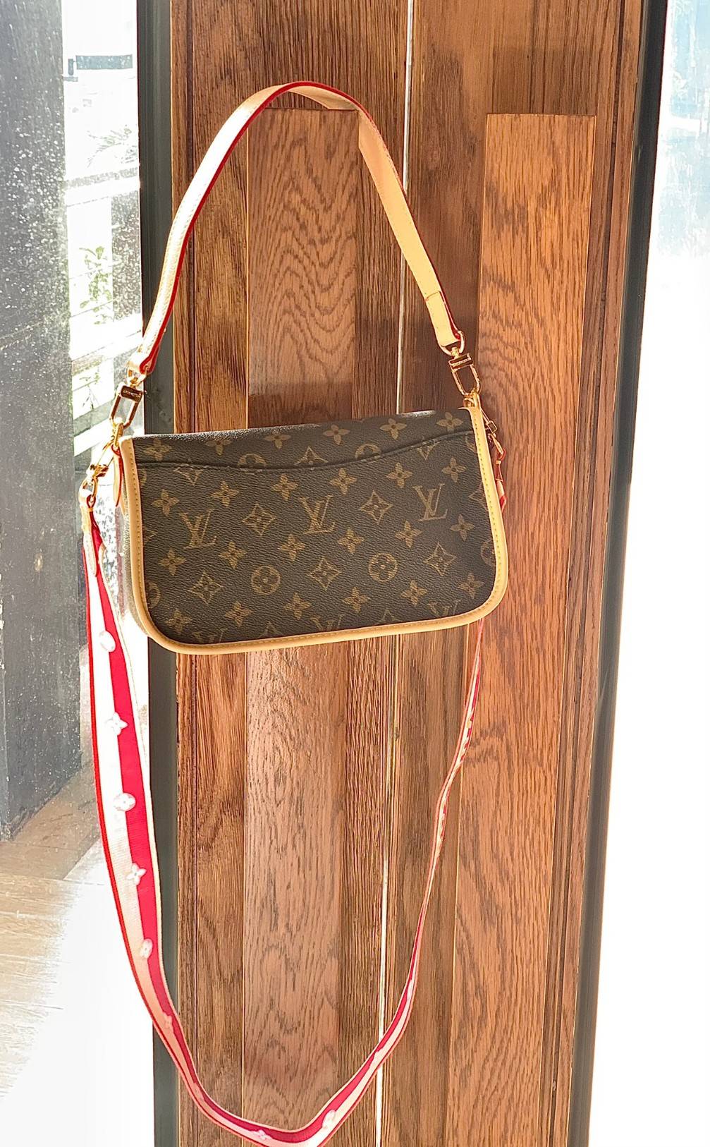 LOUIS VUITTON DIANE MONOGRAM พร้อมส่ง สุดคุ้ม! กับกระเป๋าLV พรีเมี่ยมกิฟ ตปท. หนังแท้ นิ่ม ทรงสวยมากๆค่ะ ((พื้นผิวหนังเป็นการขัดตามธรรมชาติจะมีรอยดำๆตรงขอบหนังนะคะ)) รุ่นนี้มาในลุคสวย หรู ดูชิล เพราะไม่ว่าลุคไหนๆก็เอาจริงๆจ้า! เปิดปิดกระเป๋าแบบกระดุมแม่เห