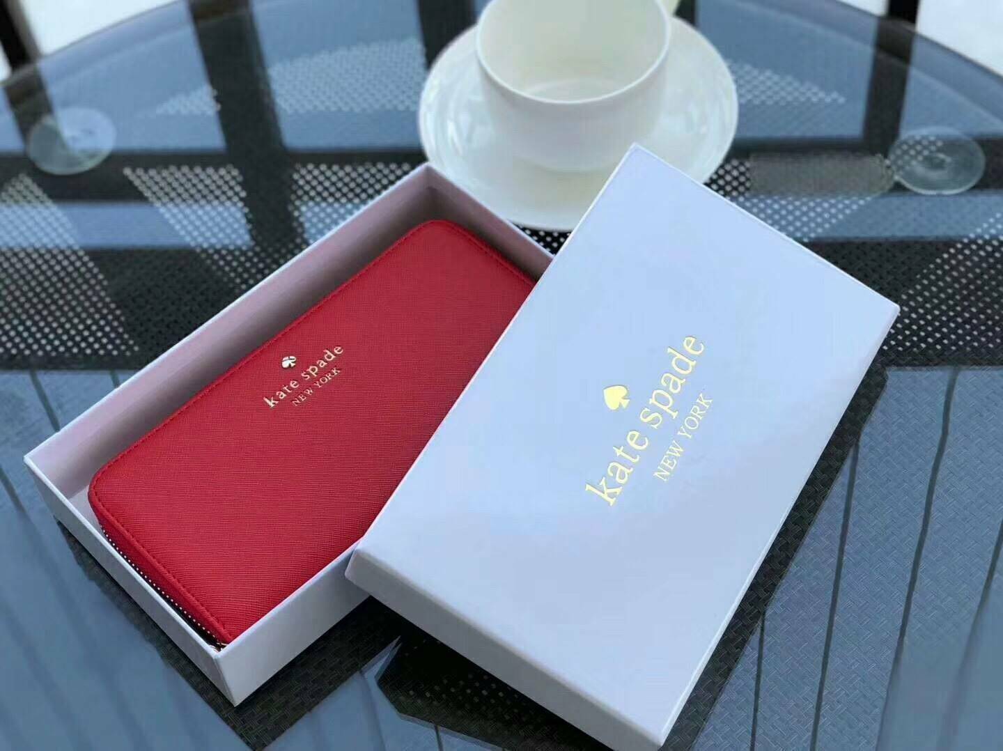 KATE SPADE LONG WALLET กระเป๋าสตางค์ใบยาวรุ่นใหม่ล่าสุดหนัง Saffiano สไตล์ PRADA สวยน่าใช้ ภายในมีช่องซิป1ช่อง และช่องใส่บัตรหลายช่อง ใส่เหรียญ บัตรได้เยอะ ตัวจริงสวยน่าใช้มากค่ะ