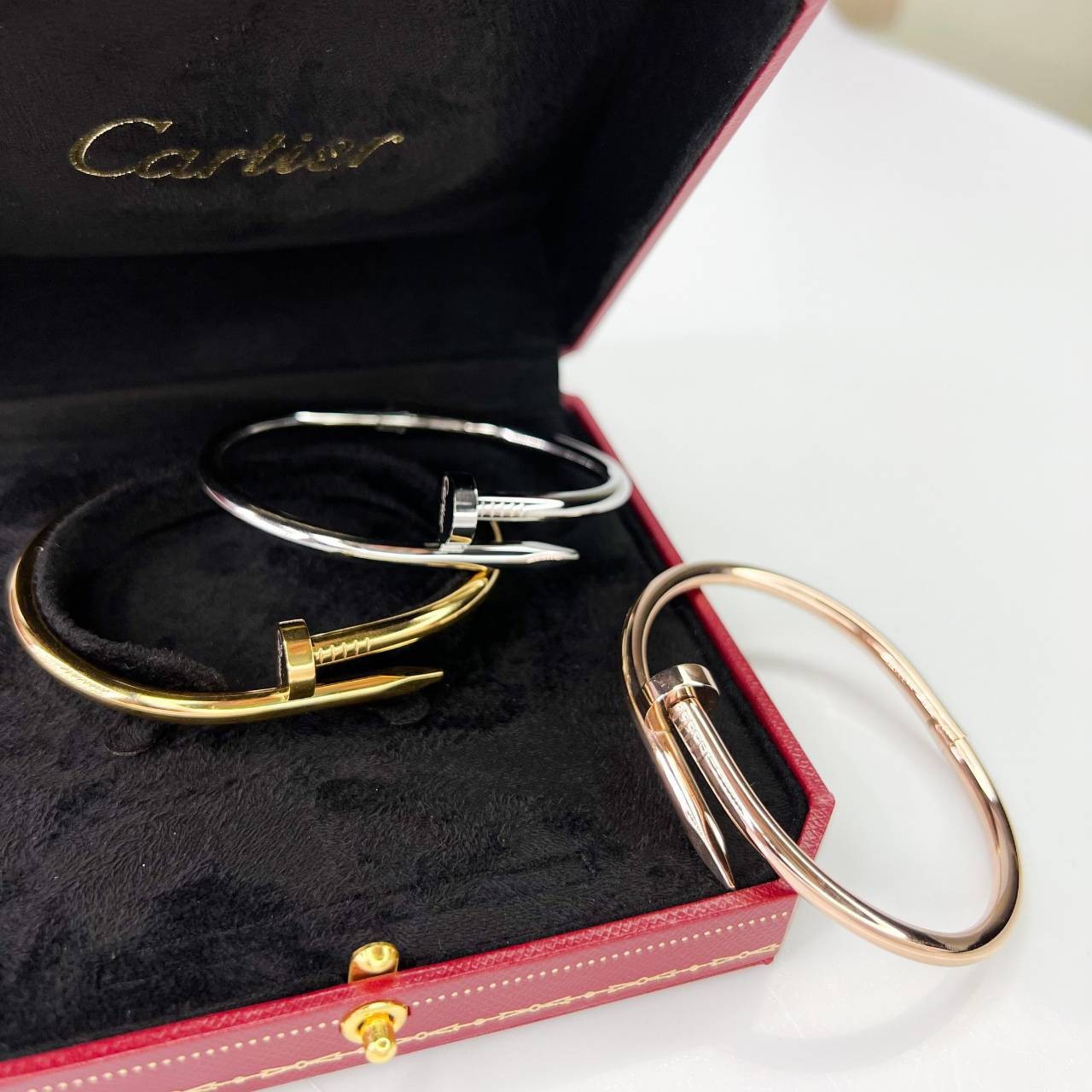 Cartier JUSTE UN CLOU BRACELET กำไลข้อมือตะปู (ไม่มีเพชร) งานดีสุดเกรดออริจินิล วัสดุคุณภาพดี ไม่ลอกไม่ดำ พร้อมกล่องหนาตามแบบปั้มลายแบรนด์ ภาพสินค้าถ่ายจากงานขายจริง ใช้งานต่างประเทศได้
