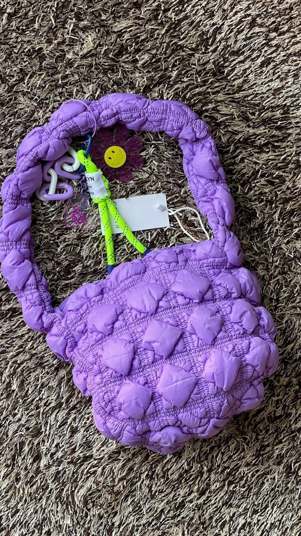 Carlyn Quilted Soft M Bag กระเป๋าสุดฮอตจากประเทศเกาหลี มีทรงที่กำลังพอดี ไม่เล็กหรือใหญ่เกินไป เลยสามารถใช้ในชีวิตประจำวันได้ง่าย ตัวกระเป๋านุ่มบุเหมือนผ้านวม น้ำหนักเบา