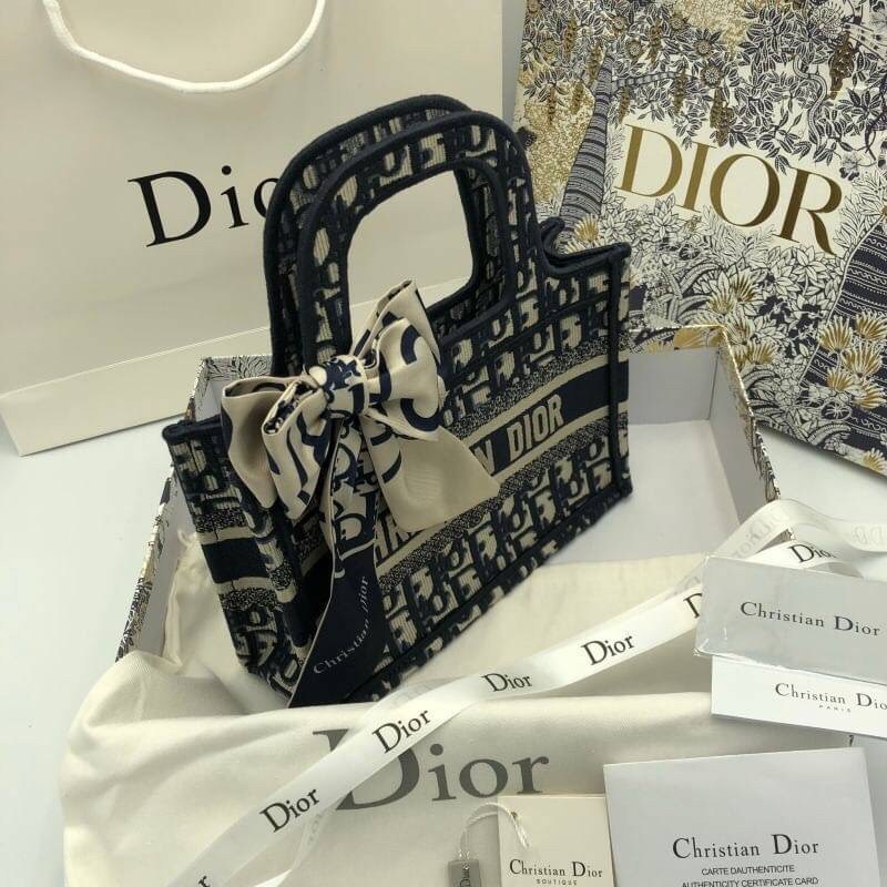 CHRISTIAN DIOR MINI BOOK TOTE กระเป๋าถือทรง Shopping ไซส์มินิ สวยคลาสสิค พกพาสะดวก ใช้งานง่ายสุดๆ วัสดุงานทอละเอียดคุณภาพดี ภายในเป็นช่องโล่ง ใบจริงงานสวยเกินเบอร์!! ไม่ผิดหวังจ้า