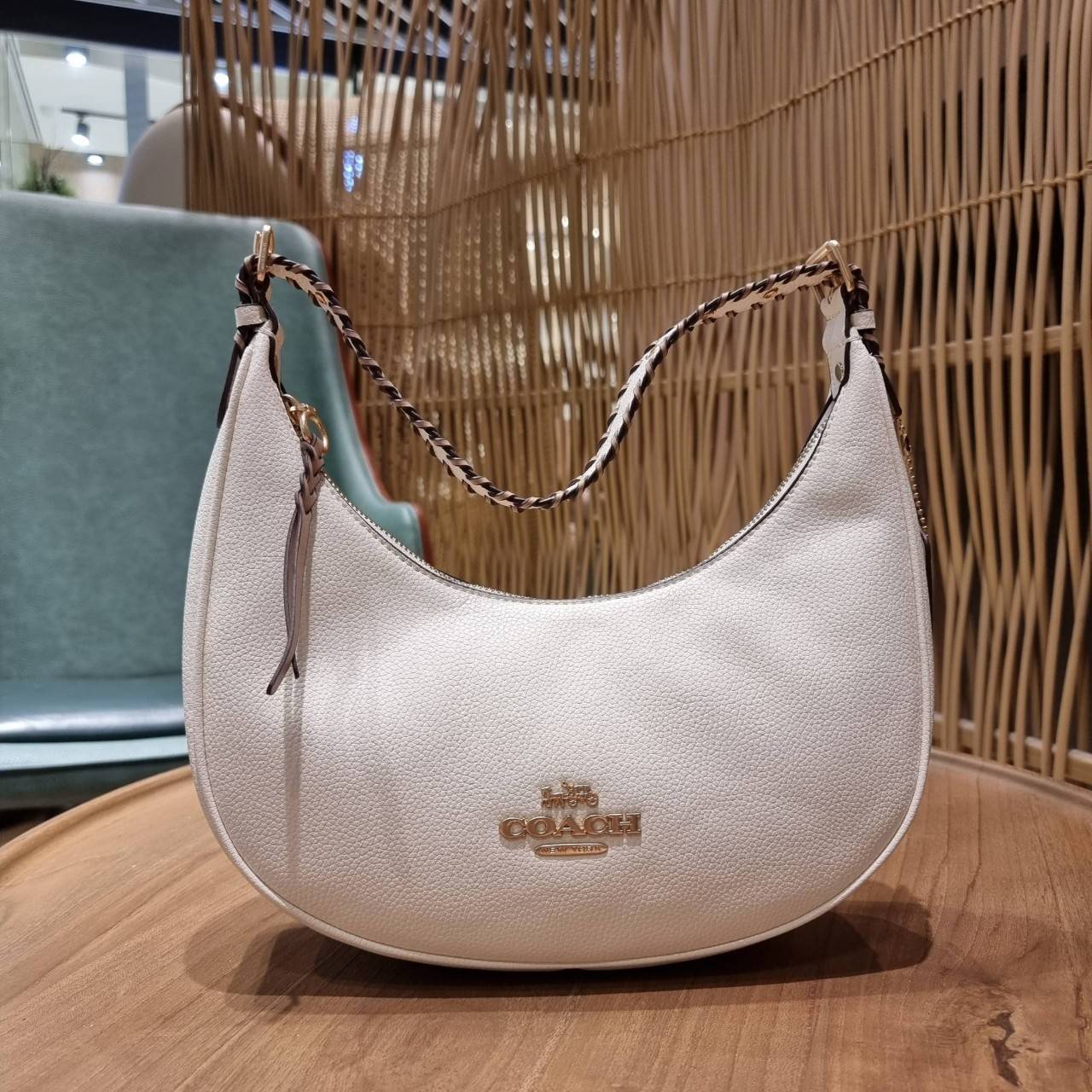 COACH C4108 BAILEY HOBO WITH WHIPSTITCH BEST SELLER ต้องมา!! กระเป๋าทรงโฮโบ ดีไซน์หรูหรา แมชท์ง่ายกับทุกไลฟ์สไตล์ วัสดุหนัง pepble หนังนิ่มสวย เปิด-ปิดด้วยซิปรูดใช้งานง่าย ภายในโล่งกว้าง สายคล้องสะพายไหล่ มีดีเทลน่ารักน่าใช้ ใช้งานสะดวกและง่ายต่อการใช้ชีว