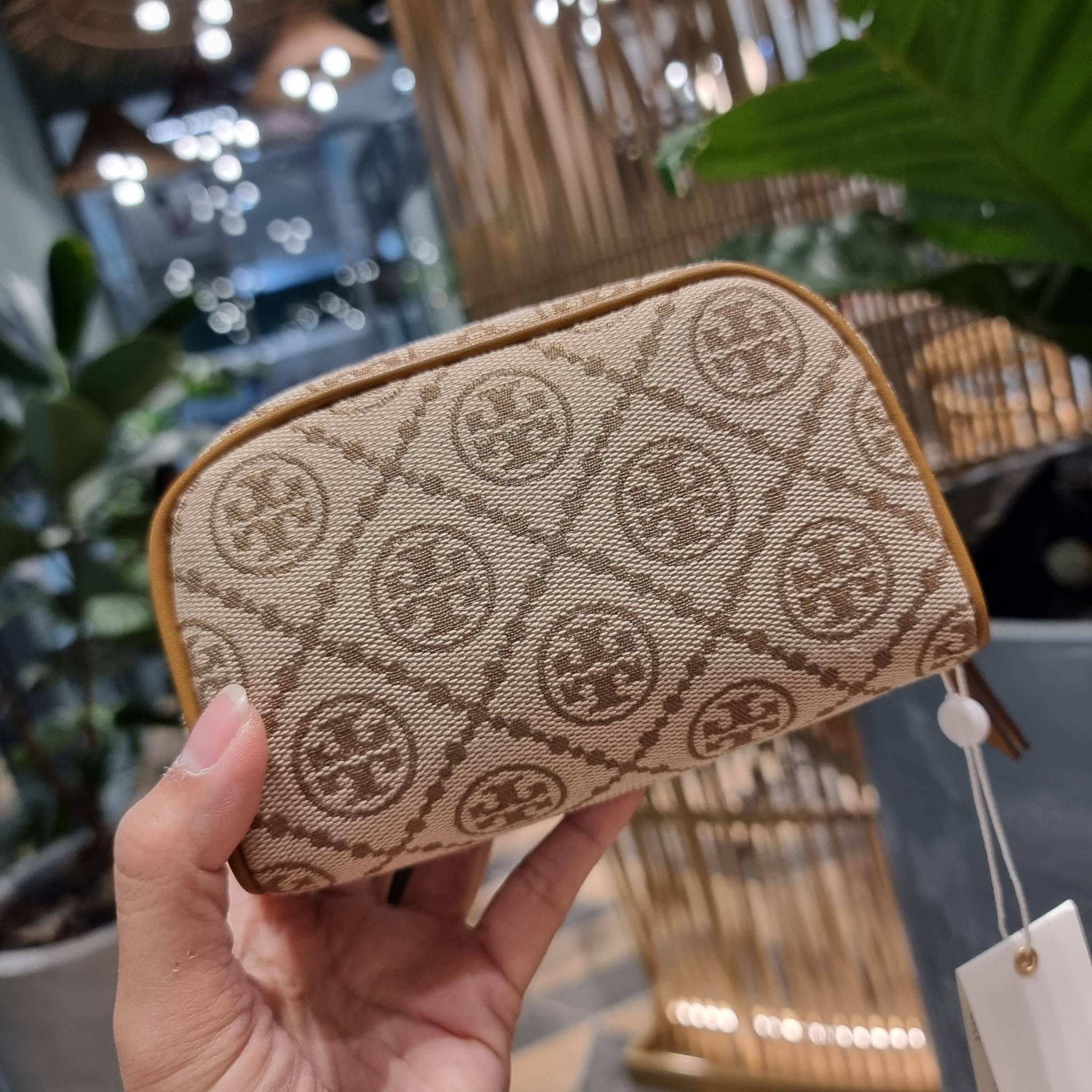 TORY BURCH T MONOGRAM JACQUARD MINI COSMETIC CASE ใหม่ล่าสุด กับกระเป๋าเอนกประสงค์ ที่ไม่ว่าจะไว้ใส่เครื่องสำอางค์ หรือจะไว้พกจำเป็นเช่น เงิน หรือกุญแจต่างๆ น้องใบนี้จัดให้ได้หมด สวยหรู ขนาดเหมาะมือ ถือแล้วขับผิว วัสดุผ้า jacquard รูดเปิด-ปิดด้วยซิป ภายใน