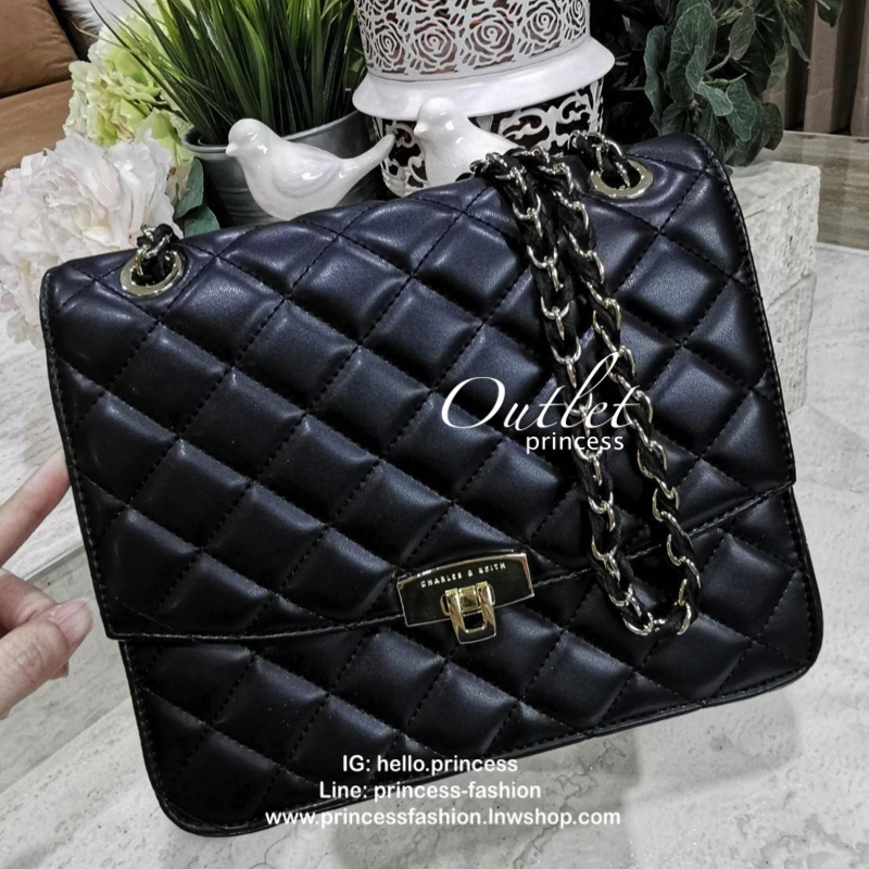 CHARLES & KIETH DETAIL CROSSBODY BAG กระเป๋าสะพายทรงเหลี่ยมดีไซน์สวยหรูคลาสสิควัสดุหนังนิ่มลายตารางอยู่ทรงสไตล์ Chanel เปิดปิดด้วยตัวล๊อคแบบพับอะไหล่ทองปั้มโลโก้ด้านหน้าสวยดูดี พร้อมสายสะพายโซ่ร้อยหนังสามารถสะพายไหล่หรือ Crossbody ก็ดูดี ภายในมีโลโก้และหน