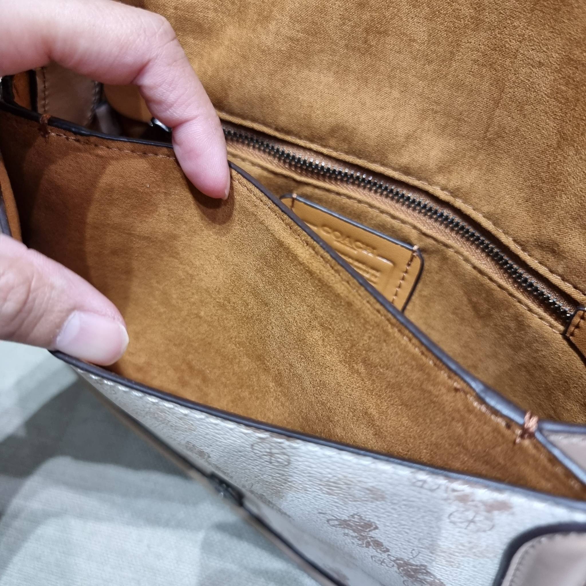 COACH C0745 BEAT SADDLE BAG WITH HORSE AND CARRIAGE PRINT The best item! ที่สาวๆรอคอย! ฮอตไฟลุก! สีหายาก ละมุนคุณหนู คอลเลคชั่นใหม่ ดีไซน์หรูหรา พิเศษมากๆมาพร้อมสายสะพาย 2 เส้น ใช้คู่กันหรือแยกสะพายก็สวยครบสูตร กระเป๋าสะพายทรง saddle คลาสสิค เปิด-ปิดด้วยก