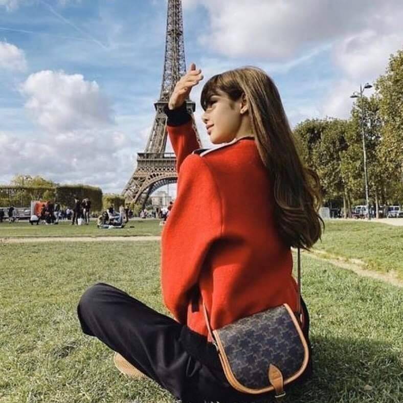 CELINE Folco bag in Triomphe canvas and Leather กระเป๋าสะพายข้าง รุ่นตามหาเข้าเพิ่มเติมสต๊อกพร้อมส่งแล้วค่าสาวๆ รุ่นยอดฮิต ขายดีไม่มีตก ทรงสวยโดดเด่นเป็นเอกลักษณ์ ดีไซน์โค้งมนสวยงาม