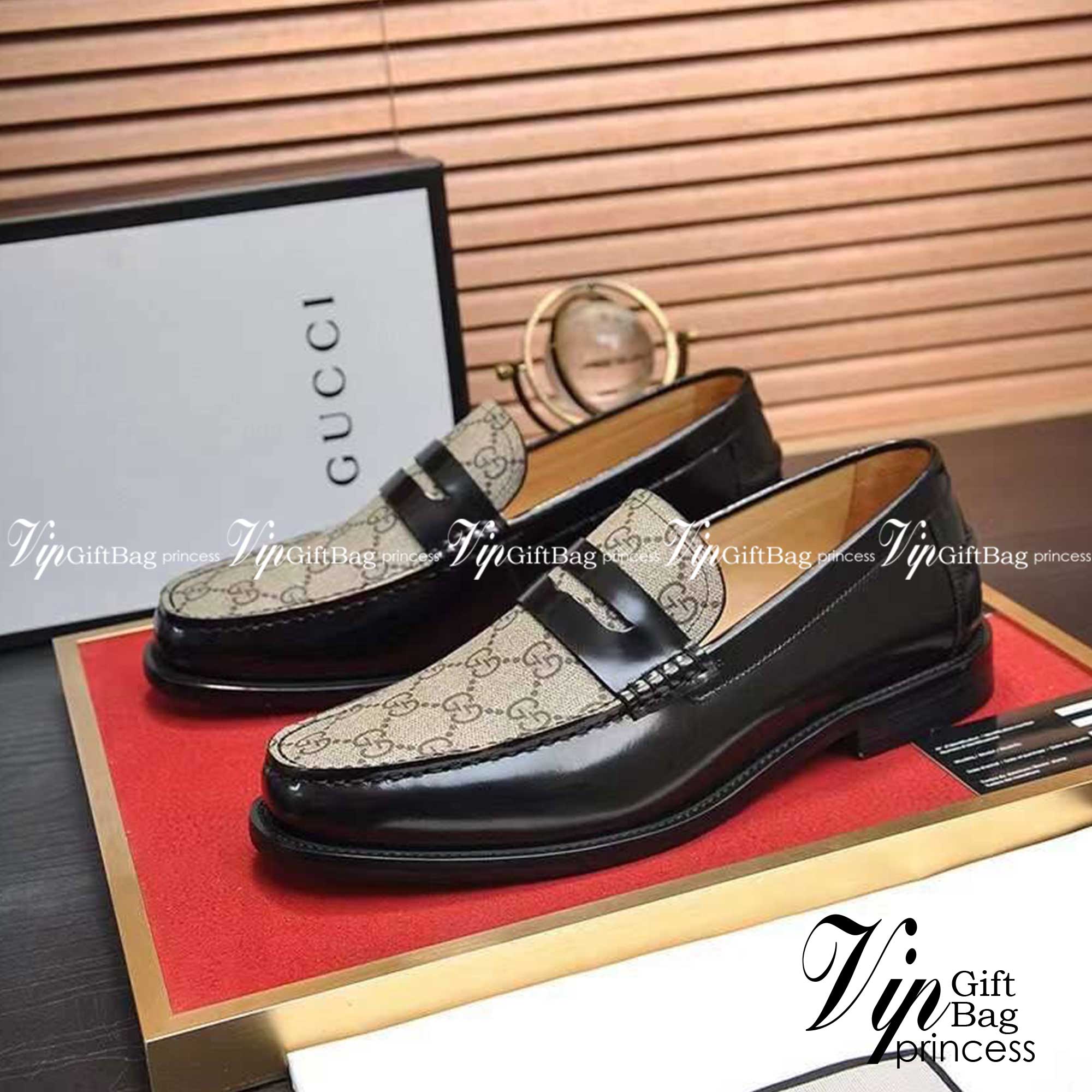 GUCCI Loafers for Men เกรดออริจินอล รองเท้าโลฟเฟอร์กุชชี่ ให้ลุคดูภูมิฐาน หรูหรา เข้ากับทุกชุด ทุกโอกาส วัสดุหนังแท้และแคนวาสอย่างดี ใส่สบาย ไม่กัดเท้า บล็อคมาตรฐาน 1:1 เป็นรองเท้าที่คุณผู้ชายควรมีติดตู้ภาพถ่ายจากงานขายจริง ใช้งานต่างประเทศได้