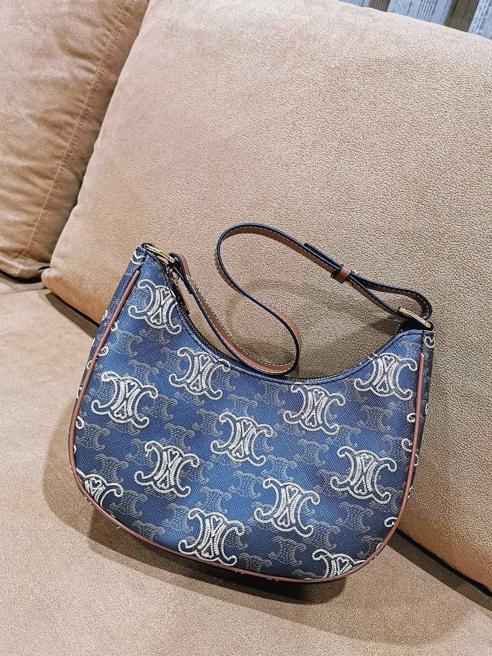 CELINE SHOULDER BAG VIP วัสดุ TRIOMPHE CANVAS ดีไซน์สวยหรูฮิตสุดในเกาหลี! หนังสวยอยู่ทรงกันน้ำ เปิดปิดด้วยซิปแบรนด์สีทอง ภายในโล่งกว้างและจุ สามารถใส่มือถือ กระเป๋าสตางค์ ของใช้ได้เยอะ สายสะพายหนังปรับได้อะไหล่ทองหรูมีโลโก้แบรนด์ ไอเท็มแนะนำพร้อมส่งที่ไทย