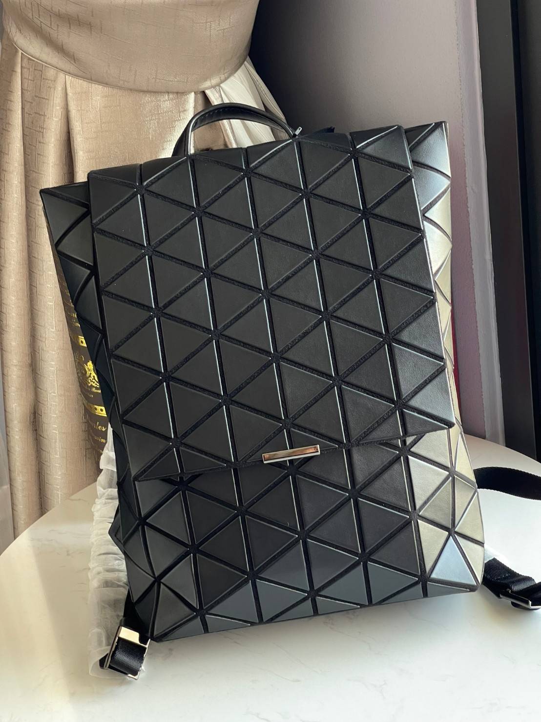 BAO BAO ISSEY MIYAKE Flap Backpacks กระเป๋าสะพายหลังรูปแบบใหม่จะเปิดตัว โดดเด่นด้วยฝาพับรูปสี่เหลี่ยมผืนผ้าที่เปิดและปิดได้ง่าย และรูปทรงแบบมินิมอล เป้สะพายหลังใช้งานได้ดีมาก