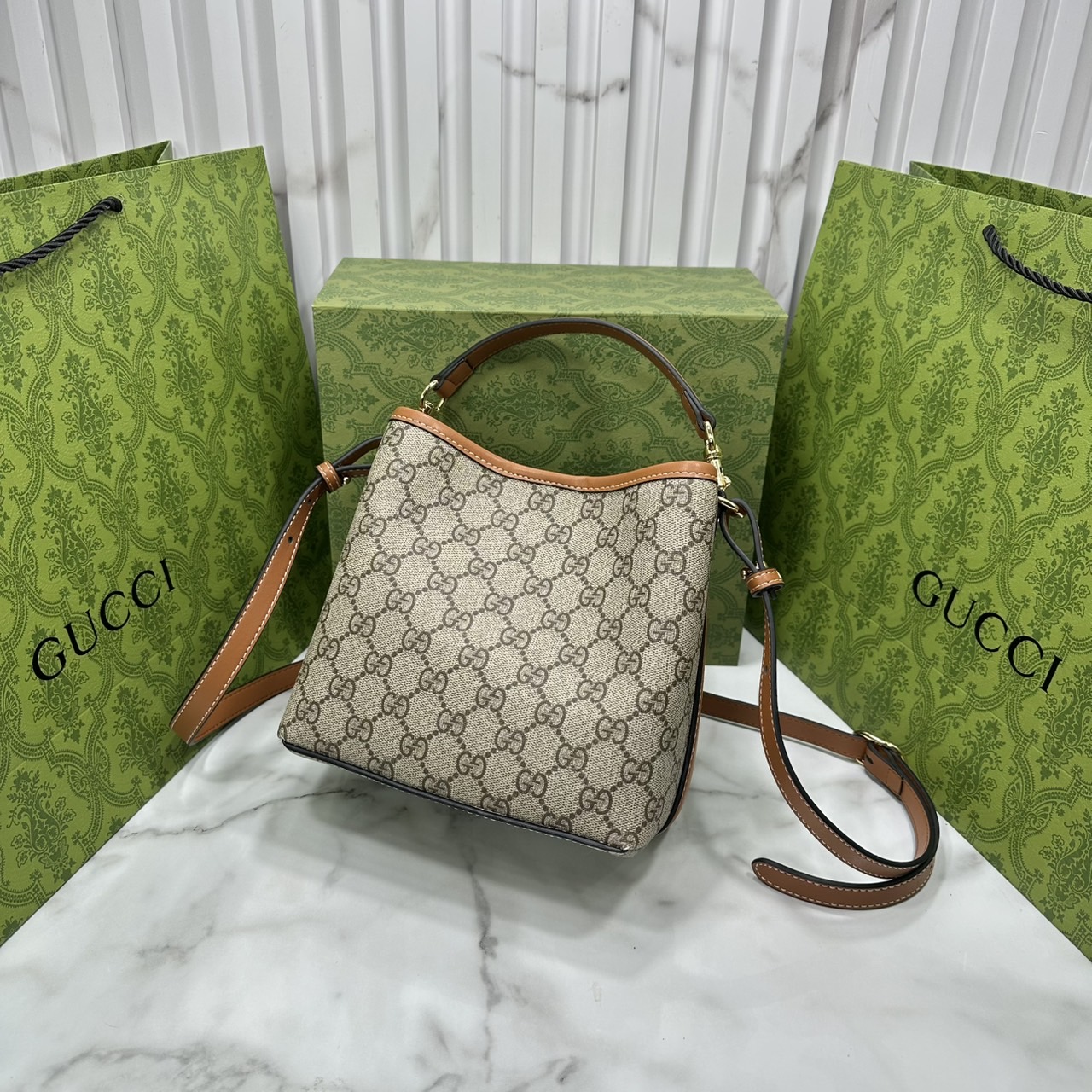 7.5" ORI หนังแท้ | Gucci GG Emblem small bucket bag กระเป๋าสะพายทรงบัคเก็ตใบเล็ก คอลใหม่ตีความประวัติศาสตร์แห่งความสง่างามและงานฝีมือของแบรนด์ขึ้นใหม่