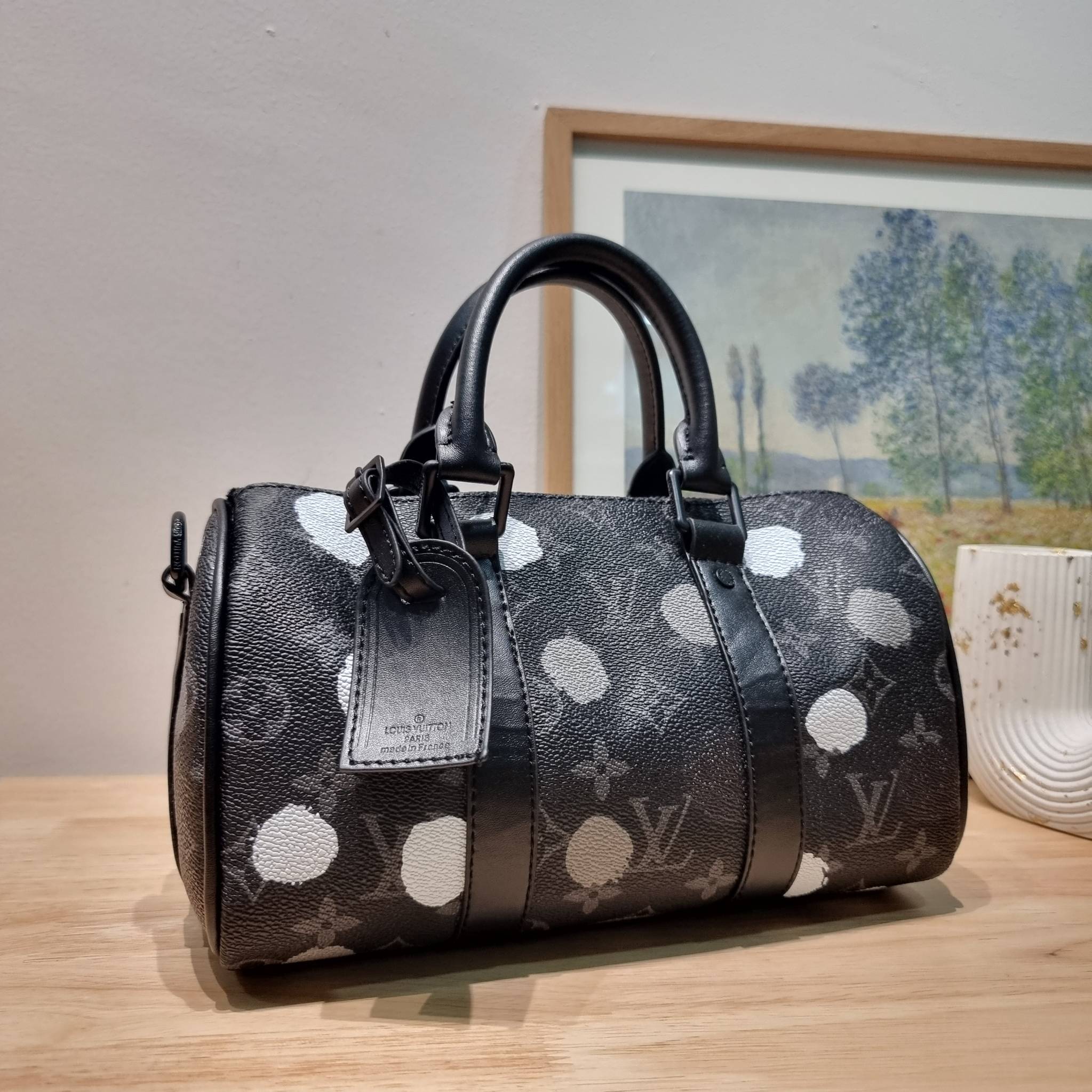 LV x YK KEEPALL BANDOULIERE 25 BAG ย่อส่วนความเท่ให้สะดวกกับชีวิตประจำวัน กับกระเป๋าสะพาย ทรงกระเป๋าเดินทางสุดคลาสสิค ด้วยดีเทลความเป็นเอกลักษณ์ เรียบแต่หรู