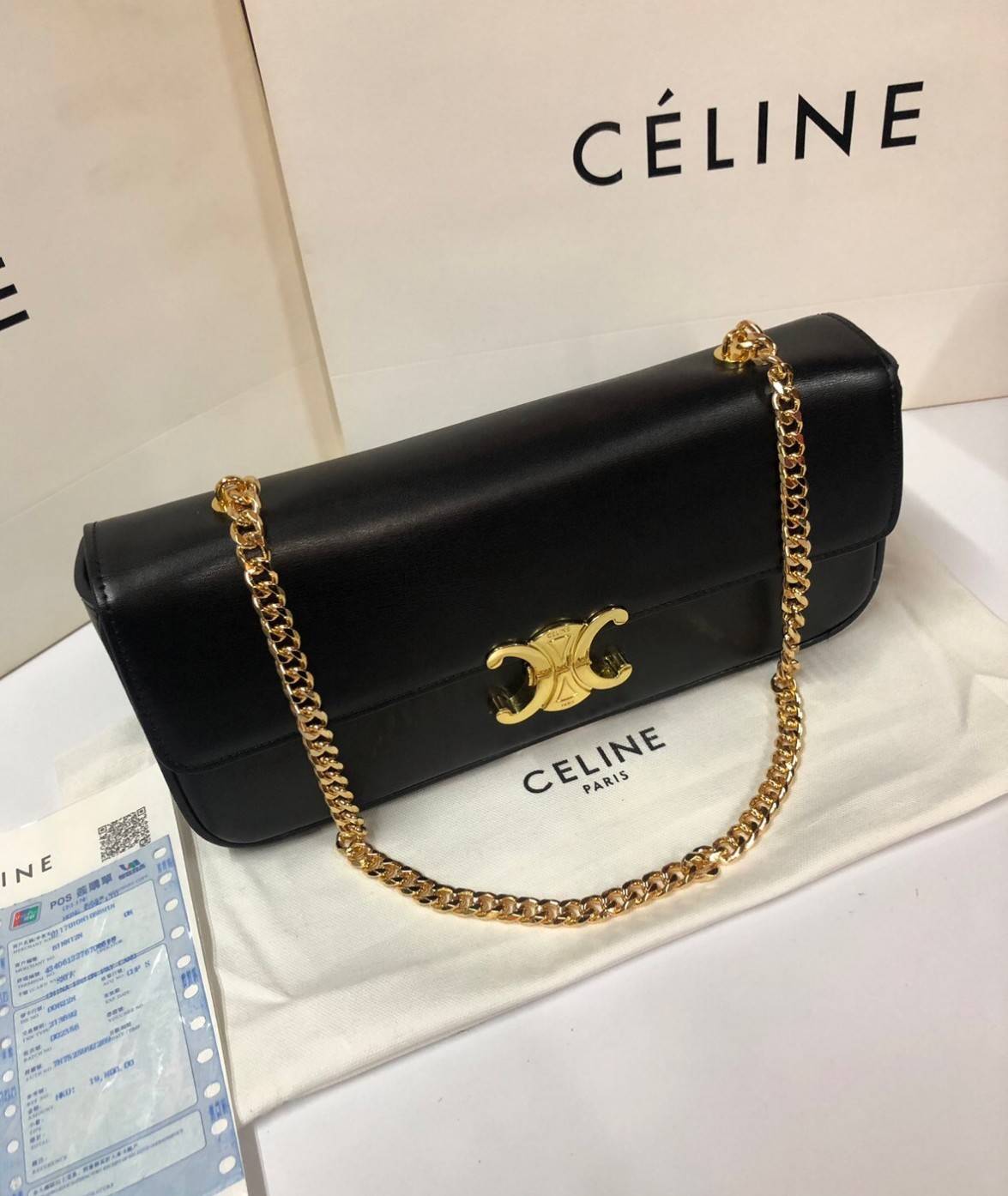 หนังแท้ CELINE CHAIN BAG TRIOMPHE IN SHINY CALFSKIN BLACK ก็ปังๆ ยาวๆ ไปเลยสิค่ะ งานหนังแท้ทั้งใบสวยหรู สวยมากกก เก๋มาก ต้องมีแล้วค่าา แบบใหม่ล่าสุด งานพึ่งเข้ามาน้อยน้าา ราคาดีไปอีก ภาพสินค้าถ่ายจากงานขายจริง ใช้งานต่างประเทศได้เลยค่าา