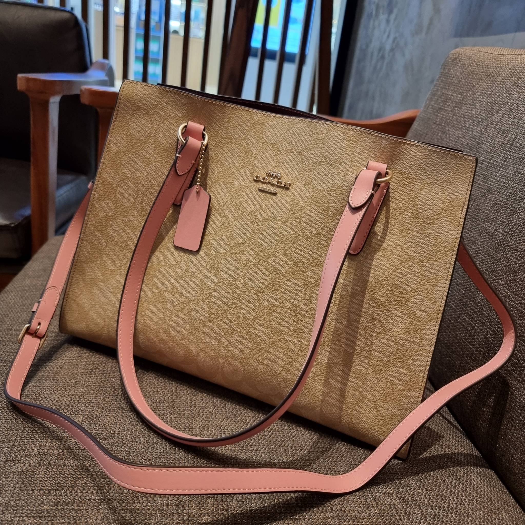 COACH C4075 TATUM CARRYALL IN SIGNATURE CANVAS คอลเลคชั่นใหม่ล่าสุด จัดมาให้ได้สวยก่อนใคร สวยหรูทุกสี!! ลุคผู้ดีต้องมาอีกหนึ่ง กระเป๋าสะพายทรงสวย ที่มาพร้อมสายสะพายไหล่ในตัว และสายครอสบอดี้สำหรับสะพายข้าง วัสดุหนัง crossgrain สวยคมมากๆ ตัวกระเป๋าถูกแบ่งเป