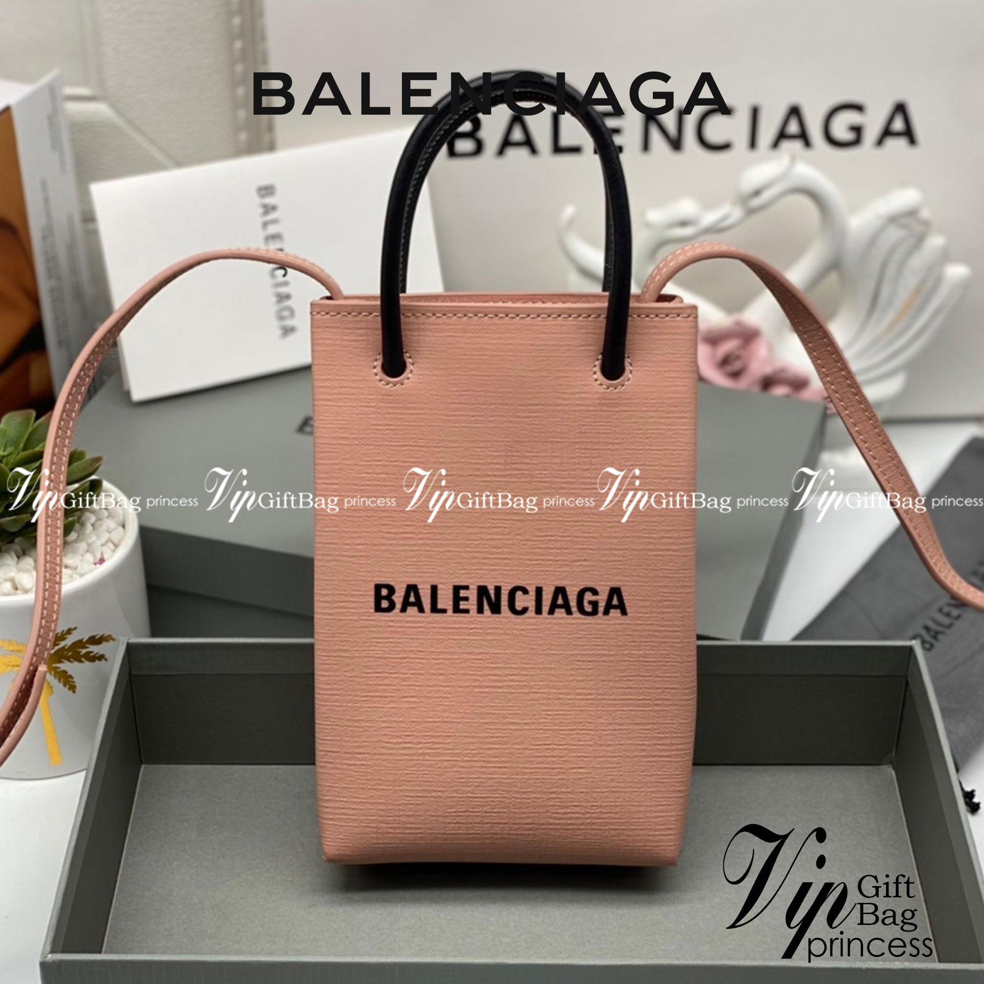 หนังแท้ BALENCIAGA Shopping Phone Pouch leather tote พกกระเป๋าช้อปปิ้งขนาดมินิ ไปทุกที่ในฤดูกาลนี้ ดีไซน์ที่ใช้ได้ทุกวันตั้งแต่หนังแบบมีเท็กซ์เจอร์ ภาพสินค้าถ่ายจากงานขายจริง ใช้งานต่างประเทศได้