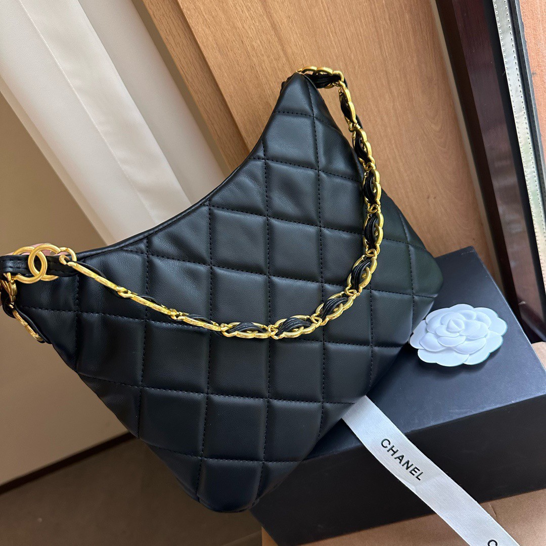 Chanel Hobo Handbag รุ่นใหม่ล่าสุด ทรงที่สาวๆรอคอย CHANEL LEATHER BAG ทรงสวยเรียบหรู เนื้อหนาดีมาก อะไหล่ทองวินเทจ ประดับโลโก้แบรนด์สุดหรู