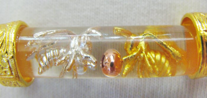 ตะกรุดต่อเงินต่อทอง(เหมาะกับผู้ค้าขาย)เลี่ยมกรอบทองไมครอนพร้อมใบคาถาค่ะ