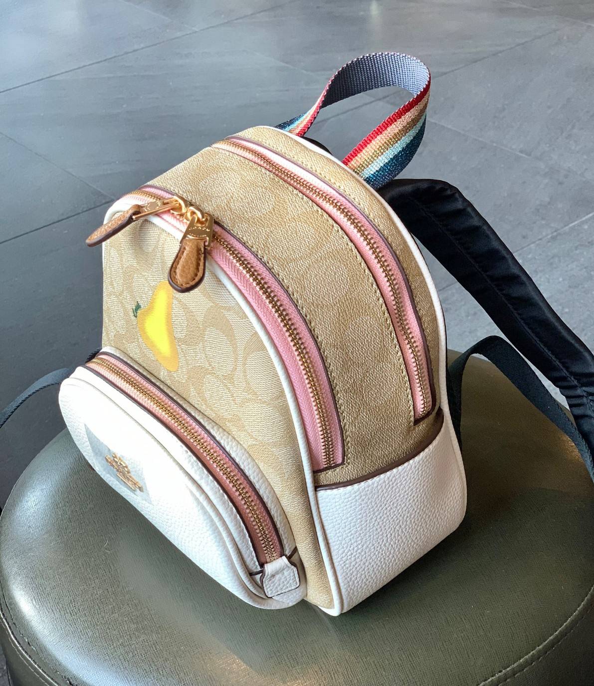 COACH MINI COURT BACKPACK IN SIGNATURE WITH PEAR ((c8258)) 🌈สวยกันก่อนใคร วางน้องไม่ลงเลยจริงๆค่าา😍 พร้อมส่ง! กับกระเป๋าสะพายหลังแบบมีหูหิ้วในตัว บอกก่อนเลยว่าหนังของน้องทั้งนิ่ม ทั้งสวย อย่างดีเลยค่ะ