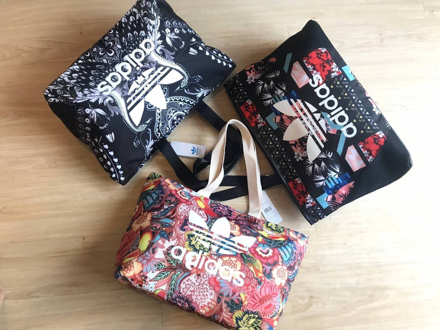 Adidas Original Large Tote Bag กระเป๋าสะพายทรง Tote หรือทรง shopping ใบใหญ่จาก Adidas Factory Outlet วัสดุ Nylon & Polyester 100% เนื้อนิ่มคุณภาพดี น้ำหนักเบาใบใหญ่จุได้เยอะ เปิดปิดด้วยซิปเดียวด้านบน หัวซิปปั้มโลโก้ ภายในมีช่องซิป แยกเก็บของสำคัญ และช่องใ
