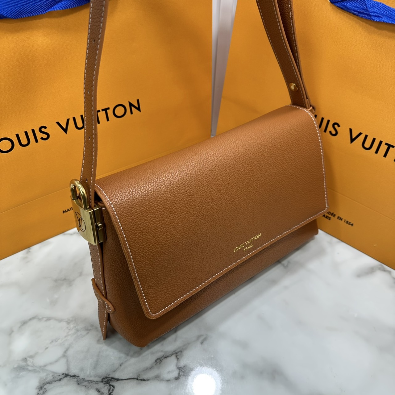 ORI หนังแท้ | LV Low Key Messenger Bag กระเป๋าสะพายทรงแมสเซ็นเจอร์ รูปทรงใหม่ สไตล์เรียบง่ายแต่หรูหรา ตกแต่งด้วยแม่กุญแจสีทองวินเทจ พร้อมใบลูกลายโมโนแกรมเพิ่มฟังชั่นการใช้งาน