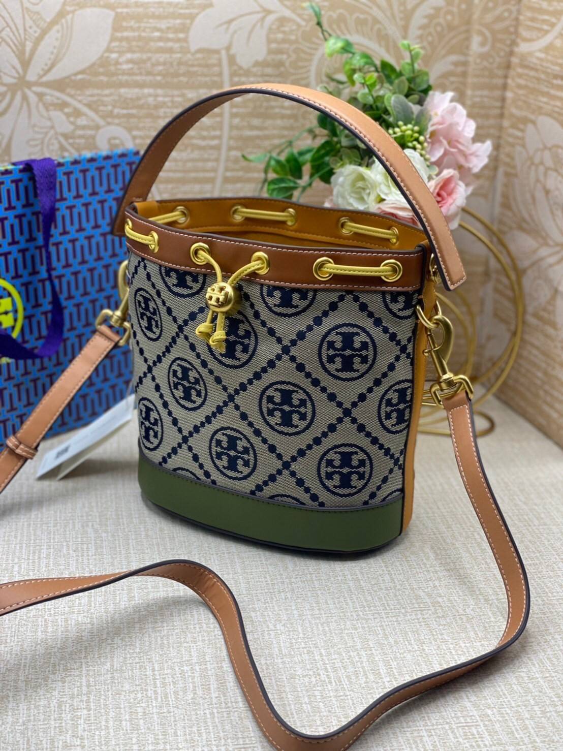 Tory Burch T Monogram Colorblock Bucket Bag กระเป๋าสะพาย ทรงบัคเกต รุ่นฮอต สไตล์ไหนเข้าได้ทุกลุค วัสดุ jacquard ตัดขอบหนังแท้ ภายในเป็นช่องโล่งกว้าง ใส่ของได้เยอะหยิบจับสะดวก มาพร้อมสายสะพายข้างหนังแท้ ถอดและปรับระดับได้สะพายชิวได้ทุกโอกาส