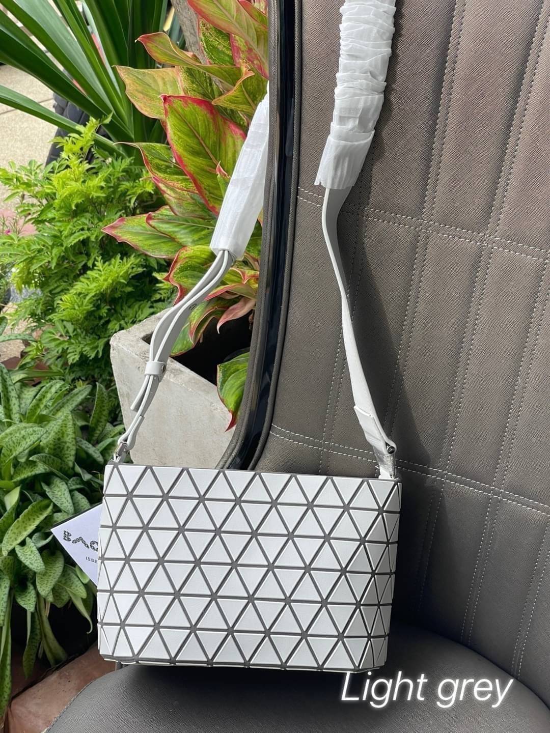 BAO BAO ISSEY MIYAKE Crystal Shoulder Bag งานดีไซน์ที่ดูเรียบง่ายทั้งรูปแบบการใช้งาน มีช่องเปิดปิดแบบซิปเพื่อให้คุณพกพาของมีค่าได้อย่างสบายใจป้องกันสิ่งของตกหล่น