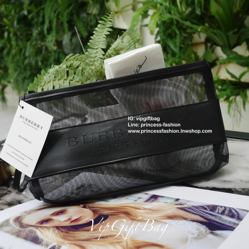 Burberry Cosmetic Purse bag สินค้าพรีเมี่ยมจากเคาน์เตอร์เครื่องสำอางค์จากแบรนด์แท้ 100% ตัวกระเป๋าเป็น Nylon โปร่งใส คาดหนังPUปั๊มแบรนด์ ปิดเปิดด้วยซิปอะไหล่ดำทั้งใบ สวยคลาสสิค จุของใช้จุกจิกได้เยอะใส่กระเป๋าสตางค์ยาวได้ แถมมีสายคล้องมือ เก๋มาก จะถือไปไหน