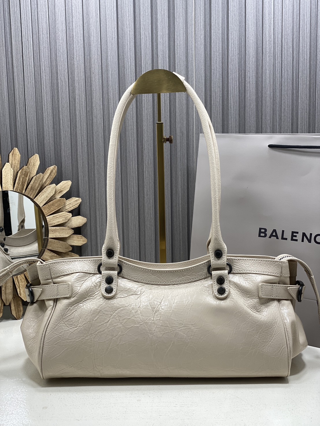 ORI หนังแท้ | Balenciaga Le City Bag East-west Bag กระเป๋าถือ/สะพายข้างทรงยาวดีไซน์โดดเด่นสวยเท่ล้ำสมัย ที่สุดแห่งความไอคอนิกไม่เหมือนใคร มีกิมมิคและลูกเล่นแพรวพราว