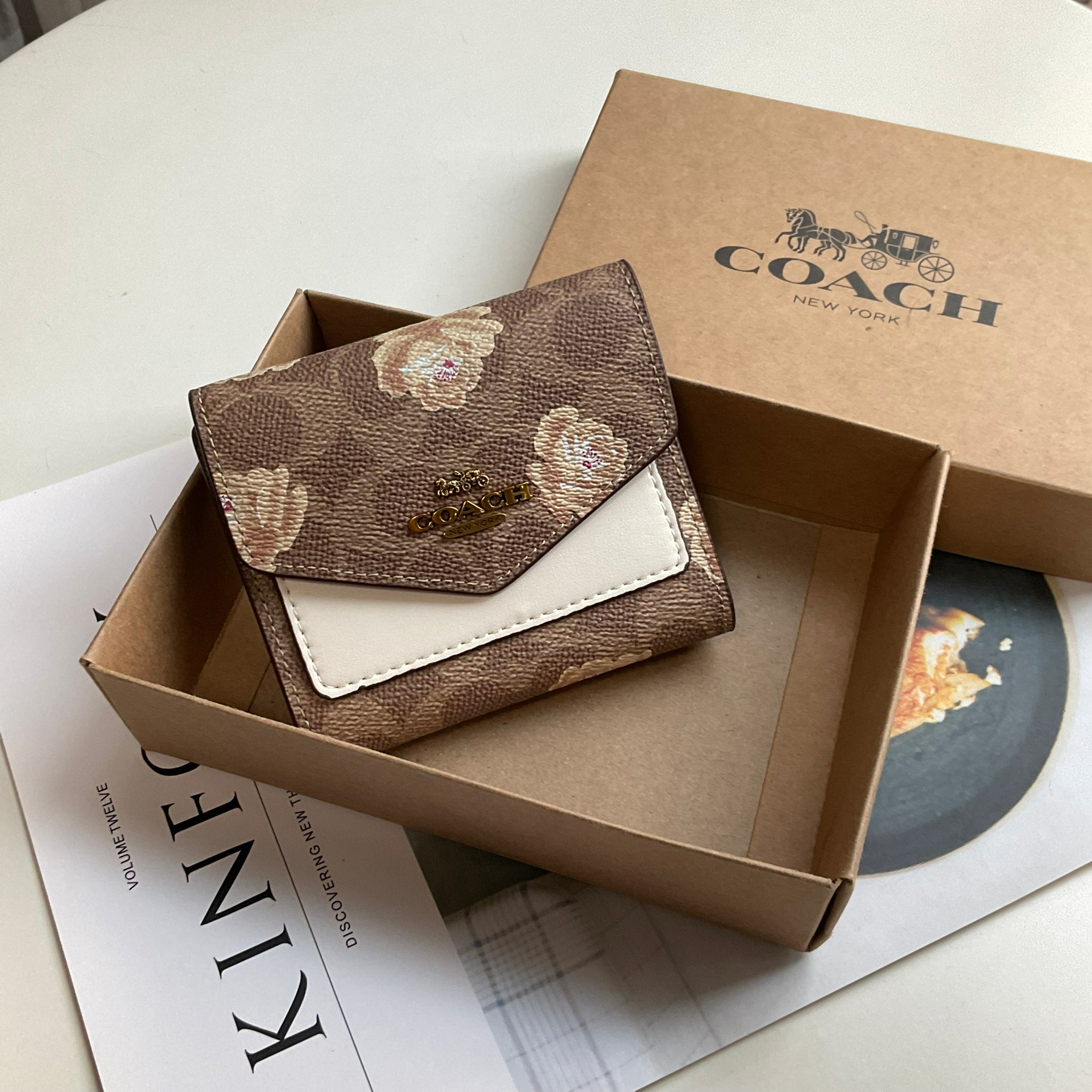 COACH SMALL WALLET IN SIGNATURE CANVAS กระเป๋าสตางค์ใบสั้น แบบพับสองตอน หน้าจดหมาย เปิดปิดด้วยกระดุมปั้มแบรนด์ ด้านในมีช่องใส่บัตรหลายช่อง และช่องใส่ธนบัตร ด้านหลังมีช่องซิปเหรียญอีกหนึ่งช่อง น้ำหนักเบา พกพาสะดวก มีให้เลือกหลายสี ห้ามพลาดค่ะ!