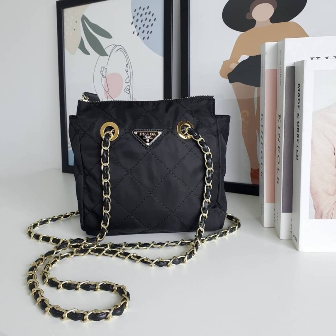 รุ่นใหม่มาแรง จากแบรนด์ Prada วัสดุทำจากผ้าNylon อย่างหนา กันน้ำได้ อะไหล่ทองทั้งใบ