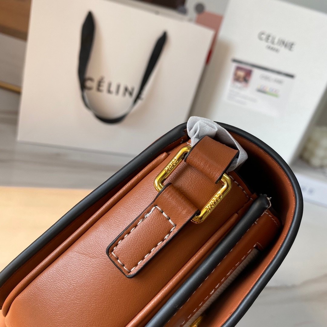 พร้อมส่งรุ่นขายดี!! CELINE CROSSBODY VIP GIFT WITH PURCHASE GWP กระเป๋าพรีเมี่ยมกิ๊ฟ Limited จาก PARFUME DUTYFREE COUNTER สวยอยู่ทรงเปิดปิดด้วยตัวล้อคด้านหน้า ภายในมีช่องใส่ของหลัก พร้อมช่องซิป ใส่กระเป๋าสตางค์กลาง + มือถือได้ ทรงนี้กำลังมาแรงมาก แมชต์ลุค