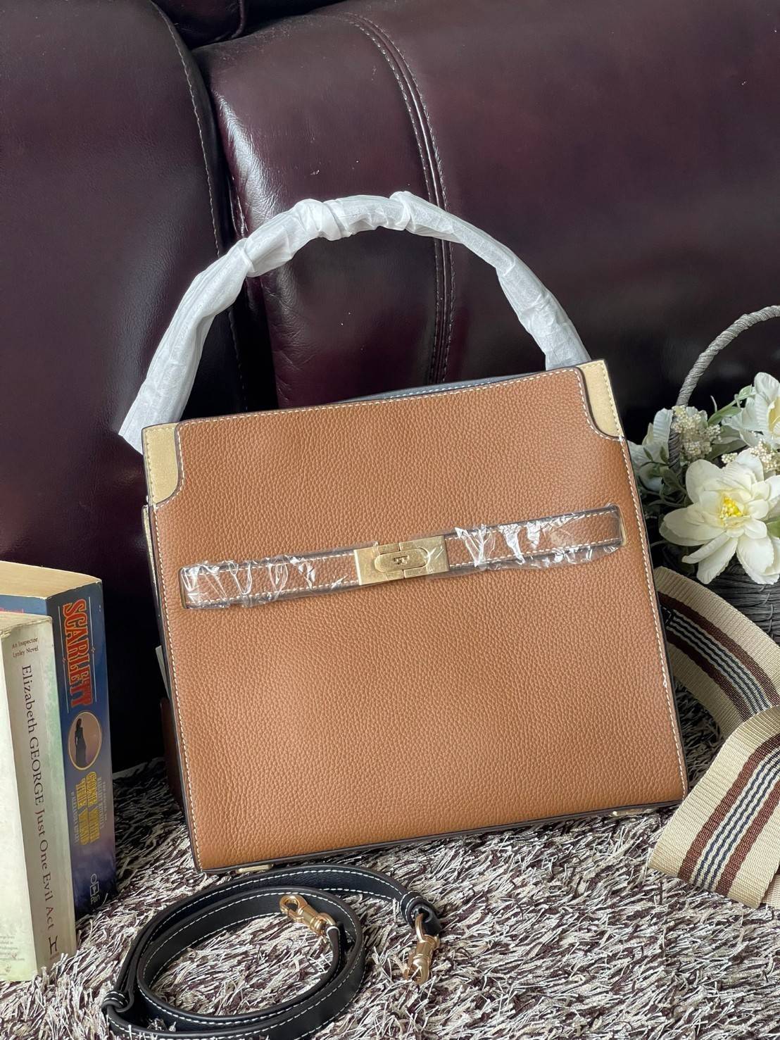 Tory burch lee radziwill pebbled small double bag กระเป๋า Lee Radziwill Double Bag สุดหรู ที่คำนึงถึงการเลเยอร์หนังและหนังกลับอย่างประณีตลงไปในงานดีไซน์ สามารถปรับปากกระเป๋าได้ 3 แบบตามต้องการ พร้อมนำเอาความเป็น American Luxury มาตีความใหม่ผ่านแง่มุมของคว