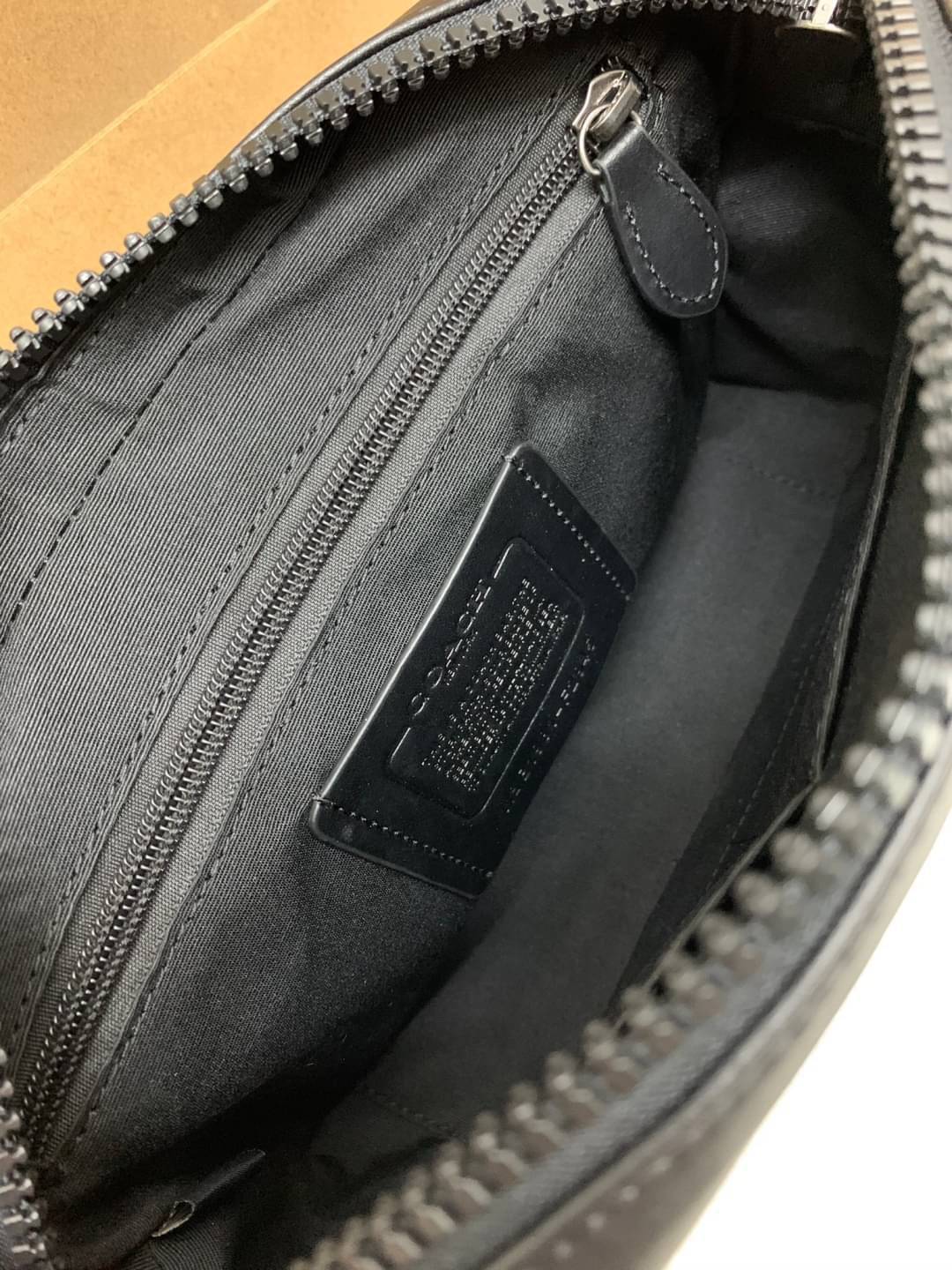 COACH EDGE CROSSBODY IN SIGNATURE CANVAS กระเป๋าสะพายครอสบอดี้ร์ วัสดุหนังแท้ หนังนิ่มอย่างดีค่ะ ด้านหน้ามีช่องซิปซ่อนให้หนึ่งช่อง เปิดปิดช่องหลักแบบซิปคู่ภายในกว้าง ใส่ของได้จุเลยนะคะ มีช่องซิปและช่องเล็กให้อีก2ช่อง;ด้านหลังกระเป๋าเป็นช่องโล่งใส่ของอีกช่