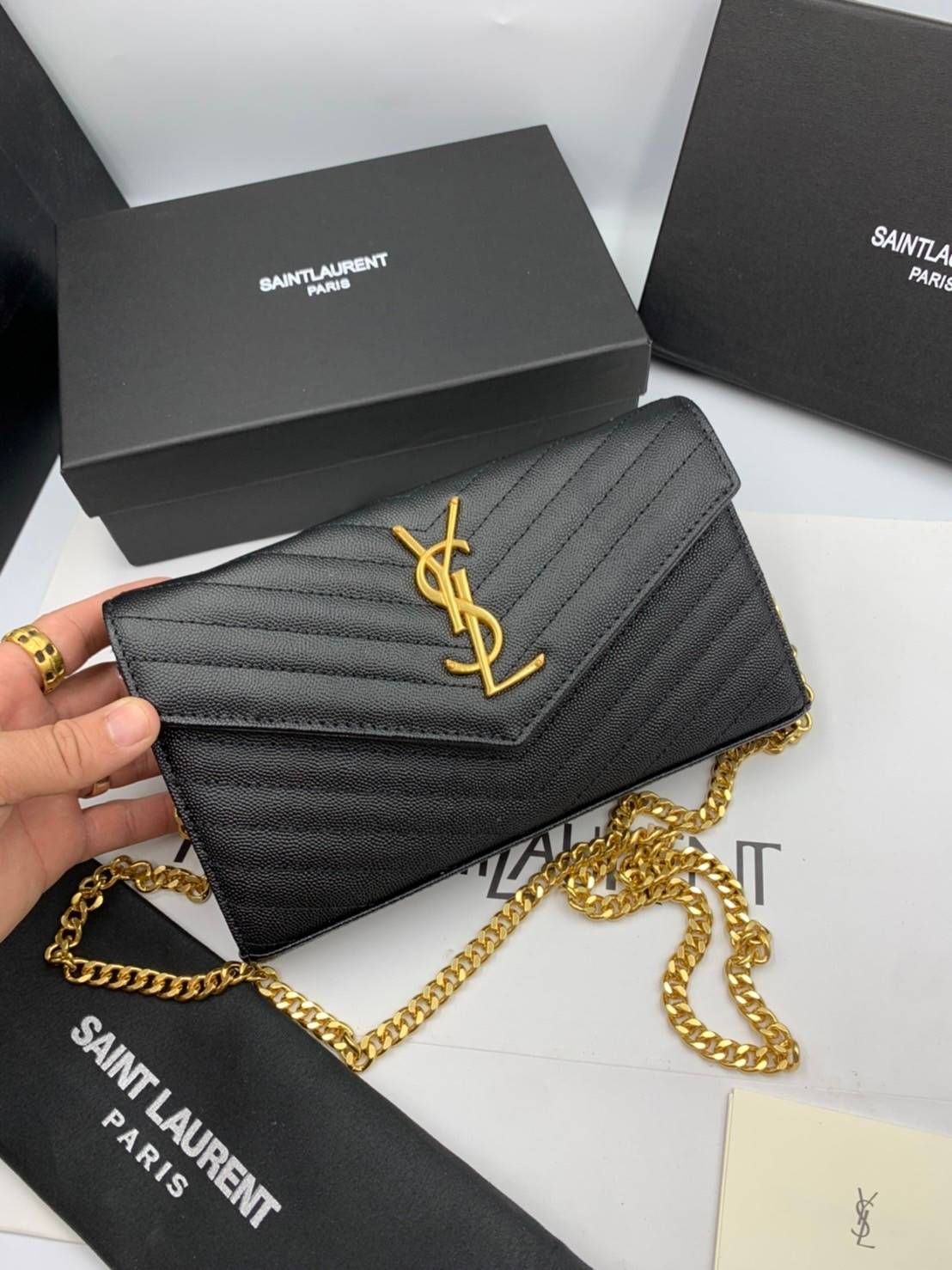 VIP GIFT 】หนังแท้ YSL WOC 9" Saint Laurent Chain Wallet Envelope Woc Monogram Black Leather Cross Body Bag กระเป๋าเงิน wallet on chain ที่มาพร้อมสายสะพายแบบโซ่ ขนาด 9” หนังวัวติดโลโก้ YSL มีทั้งอะไหล่เงิน ทอง และดำ ด้านในมีช่องซิป และช่องใส่การ์ด เรี