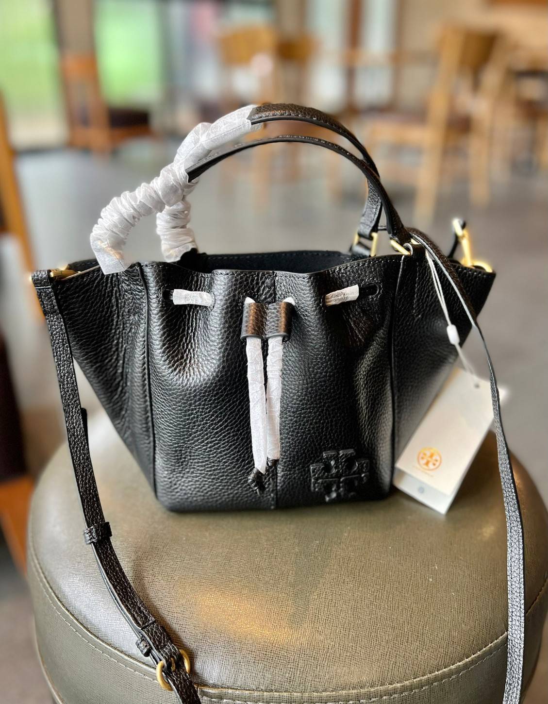 TORY BURCH MCGRAW DRAGONFLY MINI SATCHEL ((90474)) พร้อมส่งที่ไทย แนะนำต้องมีติดตัว สวยมากๆ! กระเป๋าหิ้วหรือสะพายข้างได้ หนังแกะนิ่มสวย อย่างดีเลยค่ะ ดีเทลด้านหน้าแบบหูรูด ปากกระเป๋าเปิดปิดแบบกระดุมแปลก ภายในโล่งกว้าง ใส่ของได้ครบครันหายห่วงค่ะ; มีช่องให้