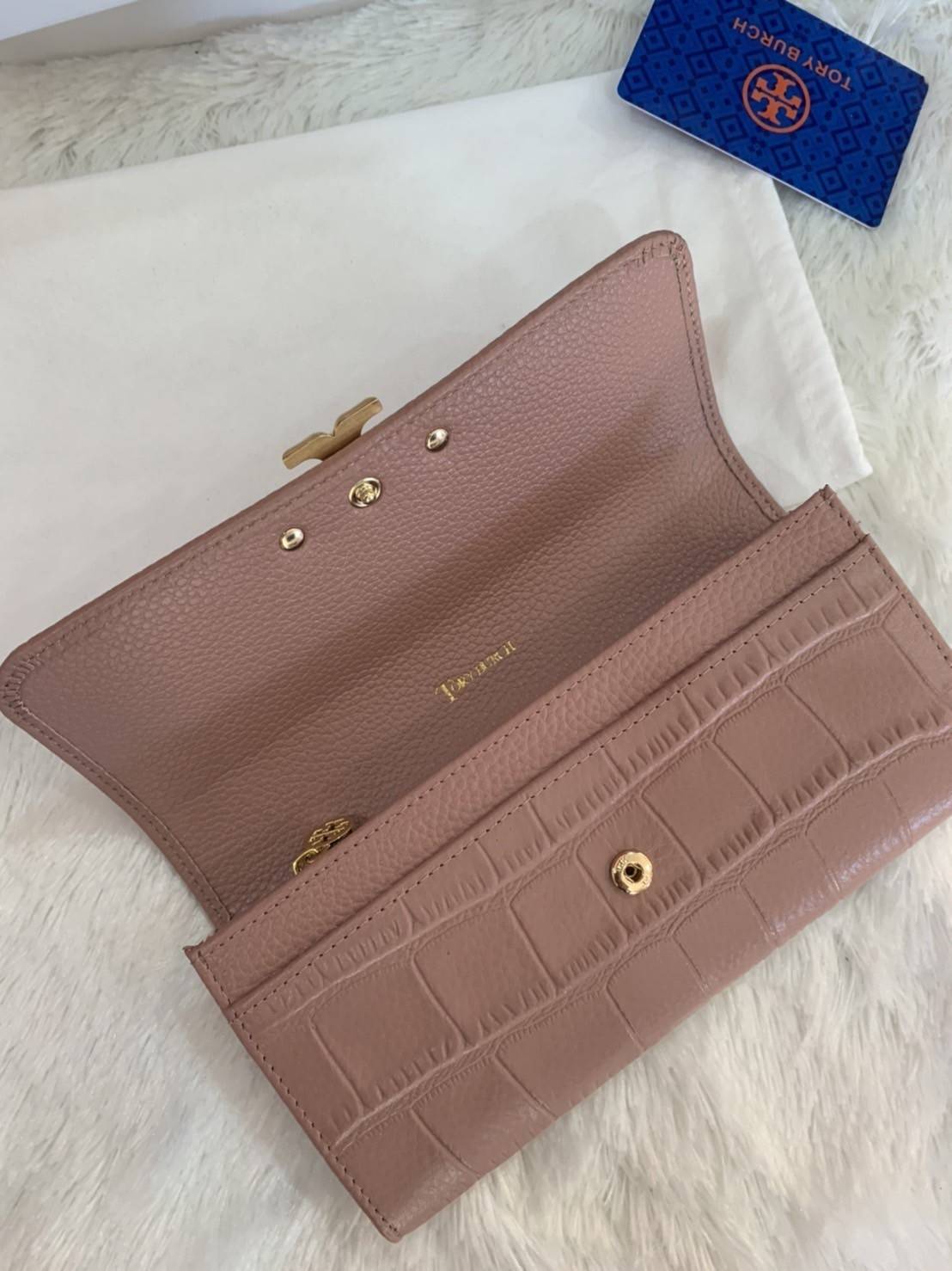 TORY BURCH Croc Long Wallet กระเป๋าสตางค์ใบยาว วัสดุหนังแกะสังเคราะห์ อะไหล่อทองโดดเด่นที่ด้านหน้า หนังเงาขึ้นรูปสวย เปิด-ปิดด้วยกระดุม ด้านในกระเป๋าแบ่งออกเป็นPatation มีช่องชิปยาวตรงกลาง มีช่องสำหรับ 6 ใบ งานสวยพร้อมส่งให้รับทรัพย์กันแล้ววันนี้