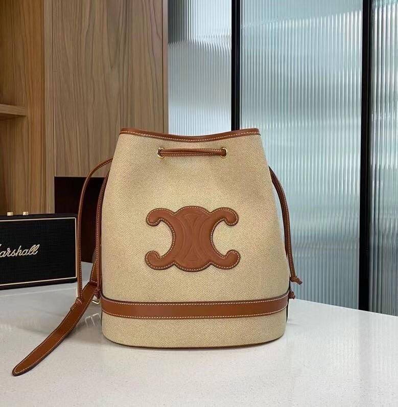 Celine Vip Gift Bag กระเป๋าถือหรือสะพายไหล่ วัสดุ Canvas สวยหรูอยู่ทรง อะไหล่ทอง ติดโลโก้แบรนด์ด้านหน้า หรูหรา มีสายยาว ถอดสายได้ ปรับระดับได้ น้ำหนักเบา มาพร้อมถุงผ้าแบรนด์ ไม่ควรพลาด ใบจริงสวยมากก คุณค่าที่คุณคู่ควรค่า