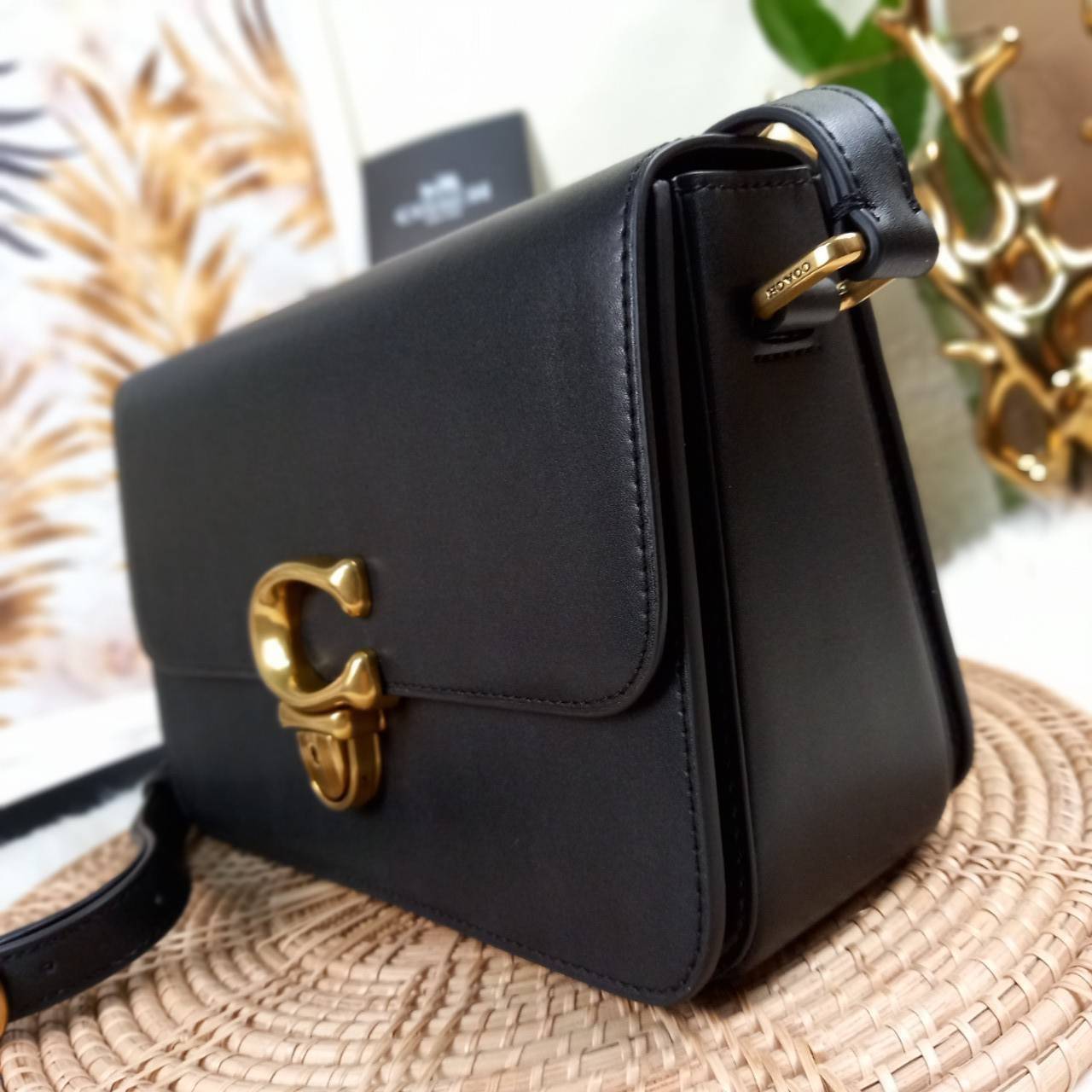 COACH STUDIO GLOVETANNED LEATHER SHOULDER BAG (C6641)🌺ห้ามพลาดเด็ดขาด!! สวยละมุน เรียบหรู ดูแพงสุดๆ!! //กระเป๋าถือ กระเป๋าสะพาย ดีไซน์เนี้ยบ! เฉียบมาก!// วัสดุหนังแท้ หนังเรียบเต็มใบ อยู่ทรง สวยมากๆ ดีเทลเรียบหรู ผู้ดีสุดๆ!// ด้านหน้าเปิด-ปิดด้วยต