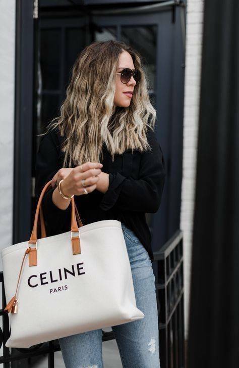 CELINE PHANTOM TOTE BAG VIP GIFT WITH PURCHASE (GWP) พรีเมี่ยมกิ๊ฟ Limited Edition จาก CELINE PERFUME DUTYFREE COUNTER วัสดุ Canvas & Grained cowhide ดีไซน์ทรง Shopping ขนาดใหญ่กำลังดี เนื้อหนาแข็งแรง น้ำหนักเบา โดดเด่นที่ห้อยTagแม่กุญแจอะไหล่ทองสามารถใช้