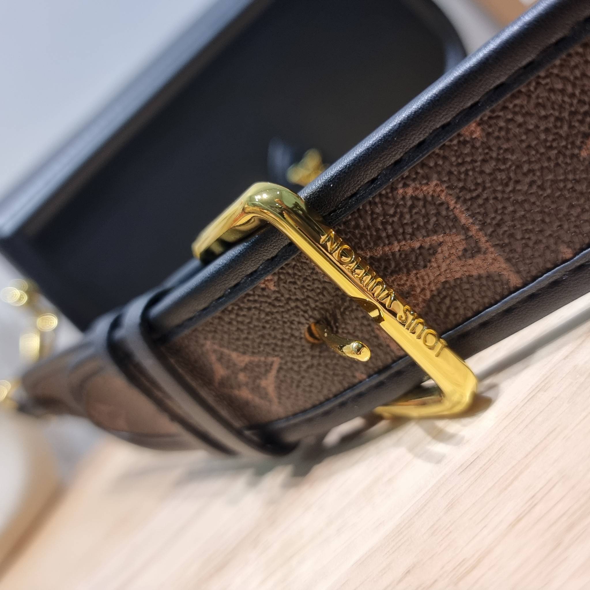 LV officier crossbody bag / LV Officier Pouch With Strap กระเป๋าสะพายเรียบหรู ดีไซน์เรียบง่าย ใช้งานสะดวก พร้อมใบลูกน่ารัก และสายสะพายเส้นใหญ่ ทนทาน แน่นหนา วัสดุหนังเรียบสวย