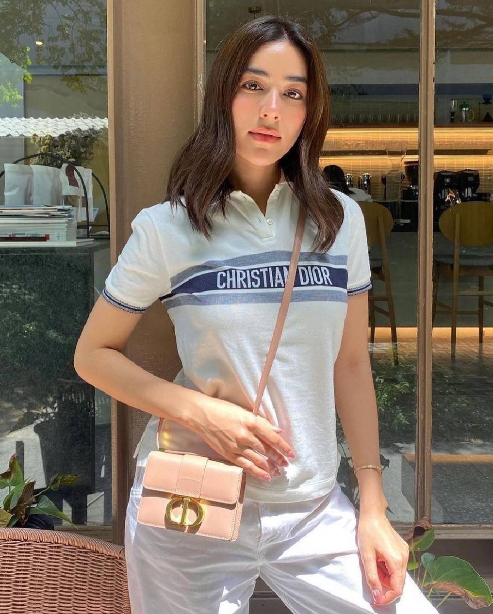 CHRISTIAN DIOR MINI BAG VIP GIFT WITH PURCHASE (GWP) พรีเมี่ยมกิ้ฟ Limited Edition จาก DIOR DUTYFREE COUNTER วัสดุหนังแท้ Calfskin ทรงสี่เหลี่ยมหนังเรียบสวยหรูอยู่ทรงเปิดปิดด้วยฝาปิดโลโก้แบรนด์อะไหล่ทองด้านหลังมีช่องใส่ของ ภายในโล่งมีโลโก้สามารถใส่มือถือข