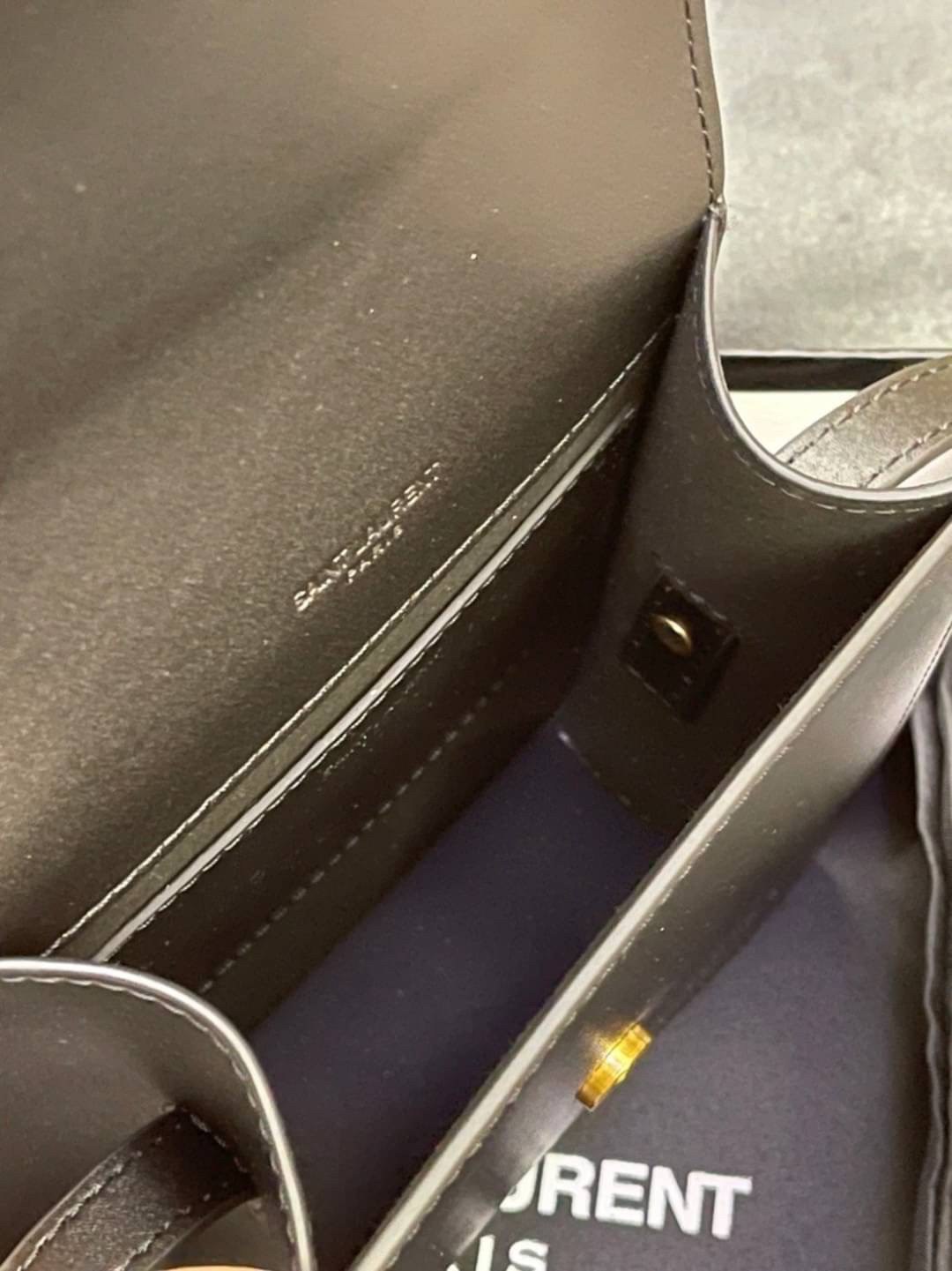 หนังแท้ YSL Yves Saint Laurent small leather shoulder bag กระเป๋าสะพายทรงเหลี่ยมแนวตั้งดีไซน์สวยหรูอยู่ทรงมีโลโก้แบรนด์ด้านหน้า อะไหล่ทองสวยหรู ภายในโล่งกว้าง สายสะพายหนังยาวปรับระดับได้ Rare items เด็ดๆแบบนี้ห้ามพลาด!