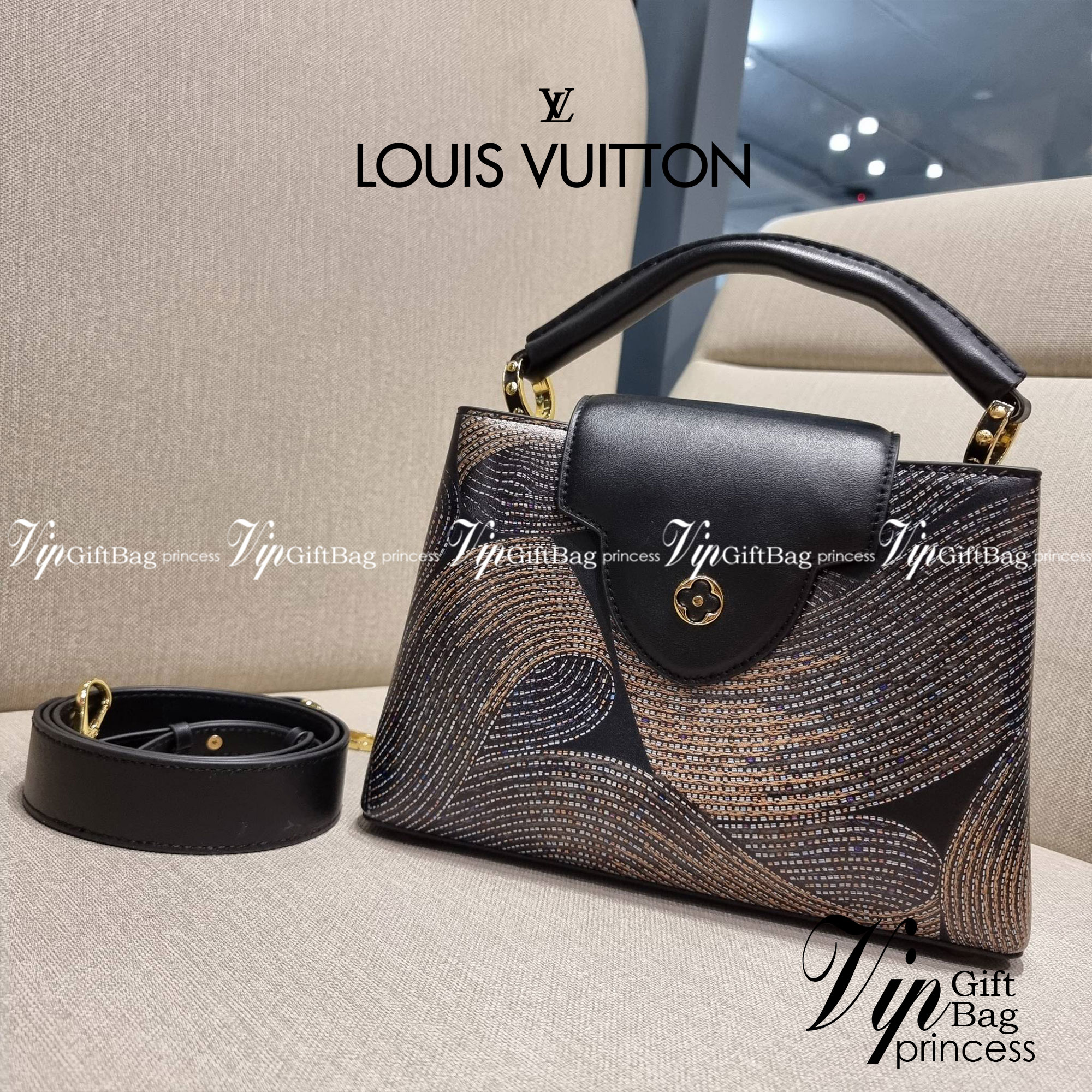 LV capucines top handle วีไอพีพรีเมี่ยมกิ๊ฟจากเคาน์เตอร์ ที่สุดของความสวยในราคาเบาๆ กระเป๋าถือสุดหรู ดีไซน์ทรงคลาสสิค พร้อมลวดลายหรูหรา มาพร้อมหูจับในตัว ด้วยรูปทรงวินเทจและวัสดุหนังแท้ ขับผิว ทำให้ไอเท็มนี้สะกดทุกสายตาจริงๆ และยังมีลูกเล่นที่ฝาปิดกระเป๋า