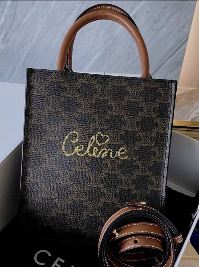 CELINE MINI HAND CARRY AND CROSSBODY BAG VIP GIFT WITH PURCHASE (GWP) พรีเมี่ยมกิ๊ฟ Limited จาก CELINE HAUTE PARFUME DUTYFREE COUNTER วัสดุ COATED CANVAS ดีไซน์ทรงเหลี่ยมสวยหรูสุดคลาสสิคในสไตล์สาว Lisa หนังสวยอยู่ทรงกันน้ำ มีโลโก้แบรนด์ด้านหน้า ภายในโล่งก