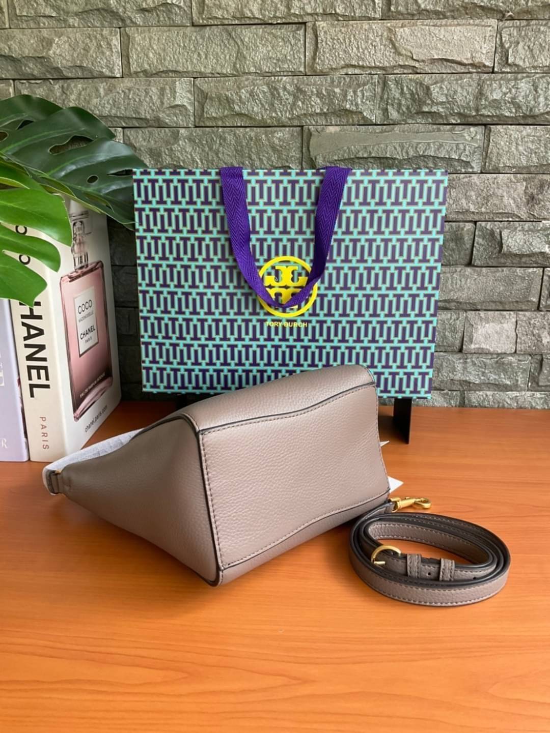 คอลเลคชั่นขายดี มากี่รอบๆ ก็หมดไวทุกรอบ!! TORY BURCH MCGRAW MINI BUCKET BAG กระเป๋าสะพาย และ ถือ คล้องแขน ทรงถัง สะพายได้ 2 ทรง ผลิตจากหนังแท้ หนังลูกวัว หนังนุ่ม หนังหอม น้ำหนักเบามากกก!! หนังลื่น นิ่มสวยมากๆ!! ด้านหน้าประดับโลโก้แบรนด์ ภายในโล่งกว้าง มี