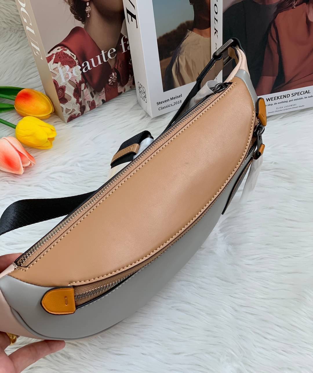 OUTTLET 】Rivington Belt Bag In Colorblock With Coach Patch (F959) Silver รุ่นที่ถามกันมาเยอะเลยคะ! สวยงามใช้ได้ทั้งชาย//หญิงเลยจร้า 🌈 Coach Belt Bag ใบใหญ่คะ! กระเป๋าคาดอกด้านหน้า//คาดไปทางด้านหลัง//หรือคาดเอวได้ ตามแต่ความถนัดได้เลยนะคะ หนังแท้ น