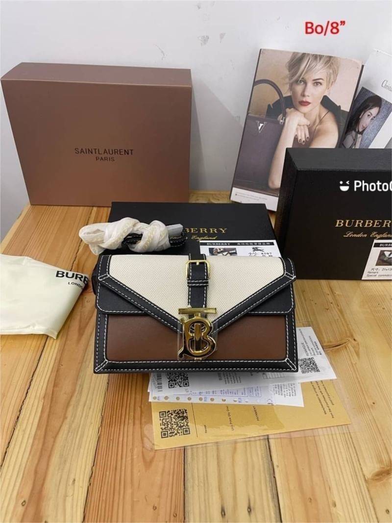BURBERRY Mini Two-tone Canvas and Leather TB Bag / BURBERRY FRAGRANCES CROSSBODY WITH CHAIN วัสดุ Canvas & Leather ทรงเหลี่ยมสวยหรูอยู่ทรงมีโลโก้แบรนด์ด้านหน้า พร้อมสายสะพายโซ่อะไหล่ทอง