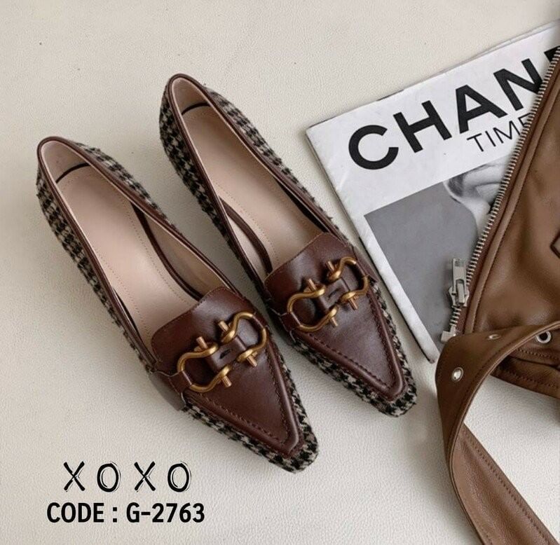 คัชชูหน้าวี ห้วแหลม ทรงเทย์ วัสดุผ้าทวีส ด้านหน้าติดอะไหล่ตะขอเกี่ยวสีทอง สวยงาม แมทส์ชุดง่าย น้ำหนักเบา มีส้นเล็กน้อย กำลังใส่สบาย