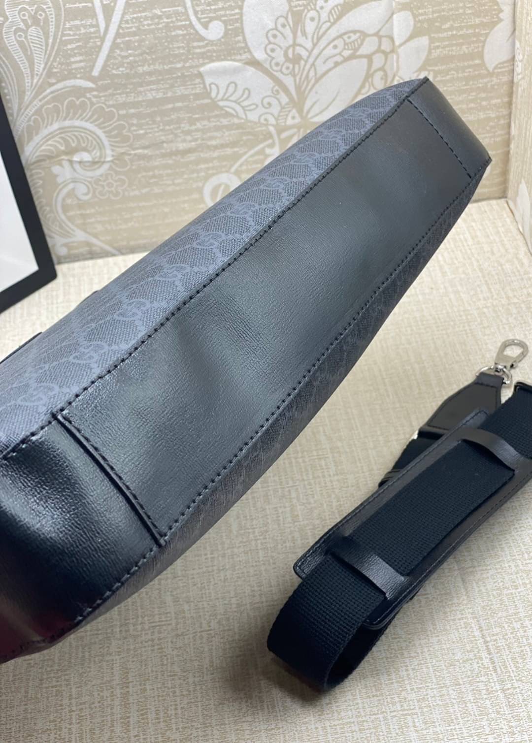 Gucci Supreme Briefcase 40cm GG Supreme work bag / GG laptop bag กระเป๋าสะพายใบใหญ่ ใส่โน้ตบุค/เอกสารได้ พร้อมส่งที่ไทย ภาพสินค้าถ่ายจากงานจริง GG Supreme work bag with Web shoulder strap